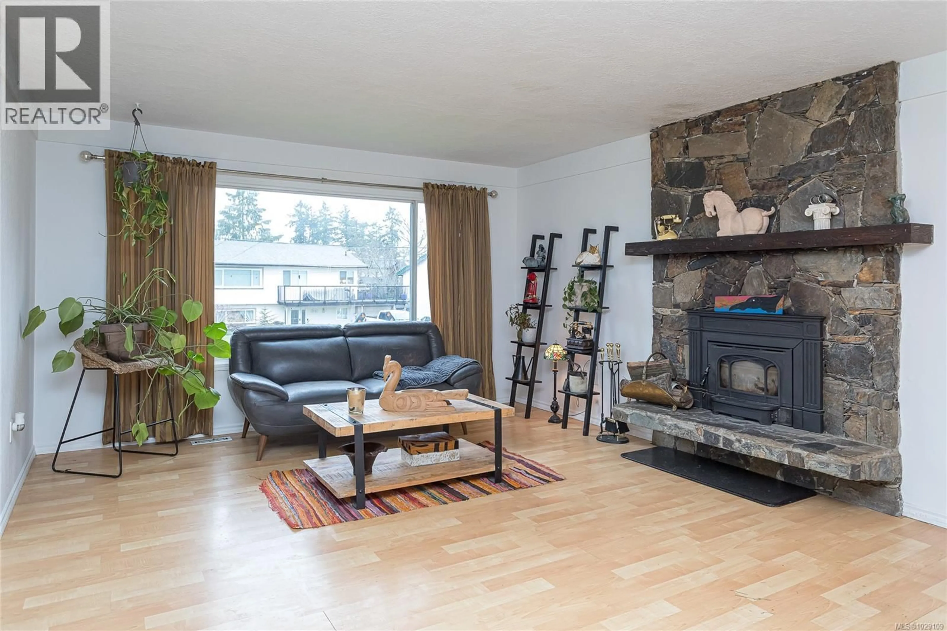 Living room with furniture, wood/laminate floor for 1975 JEFFREE ROAD, Central Saanich British Columbia V8M1K1
