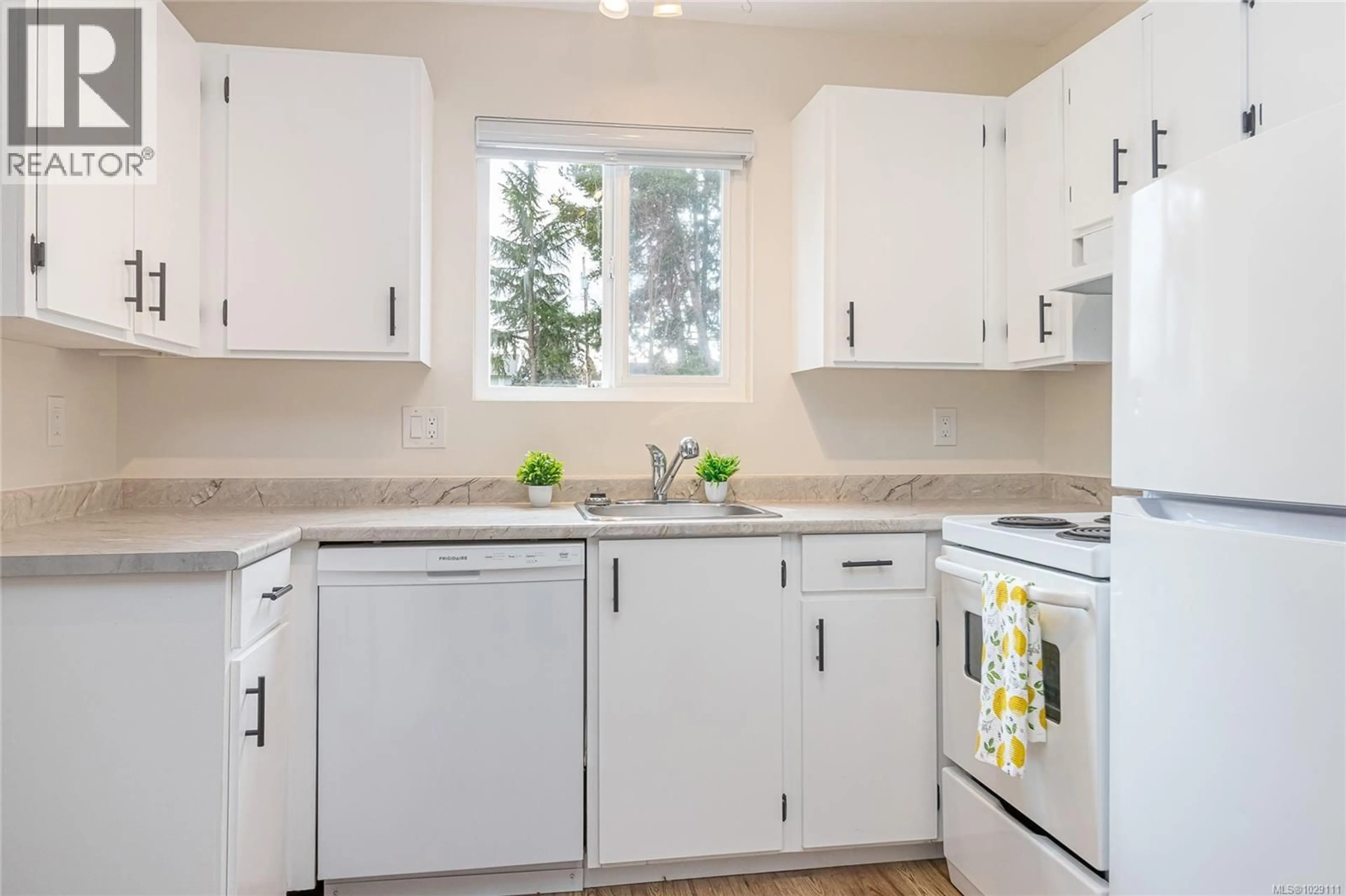 Standard kitchen, unknown for 8 - 495 FIRST AVENUE WEST, Qualicum Beach British Columbia V9K1P1