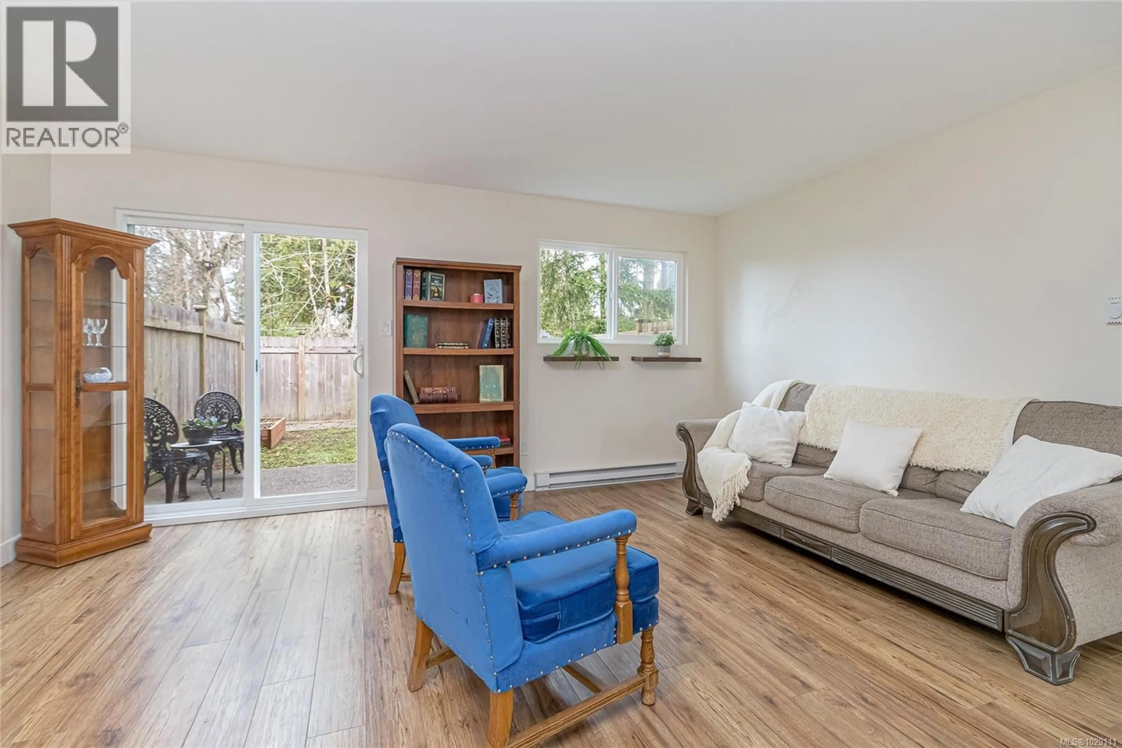 Living room with furniture, wood/laminate floor for 8 - 495 FIRST AVENUE WEST, Qualicum Beach British Columbia V9K1P1