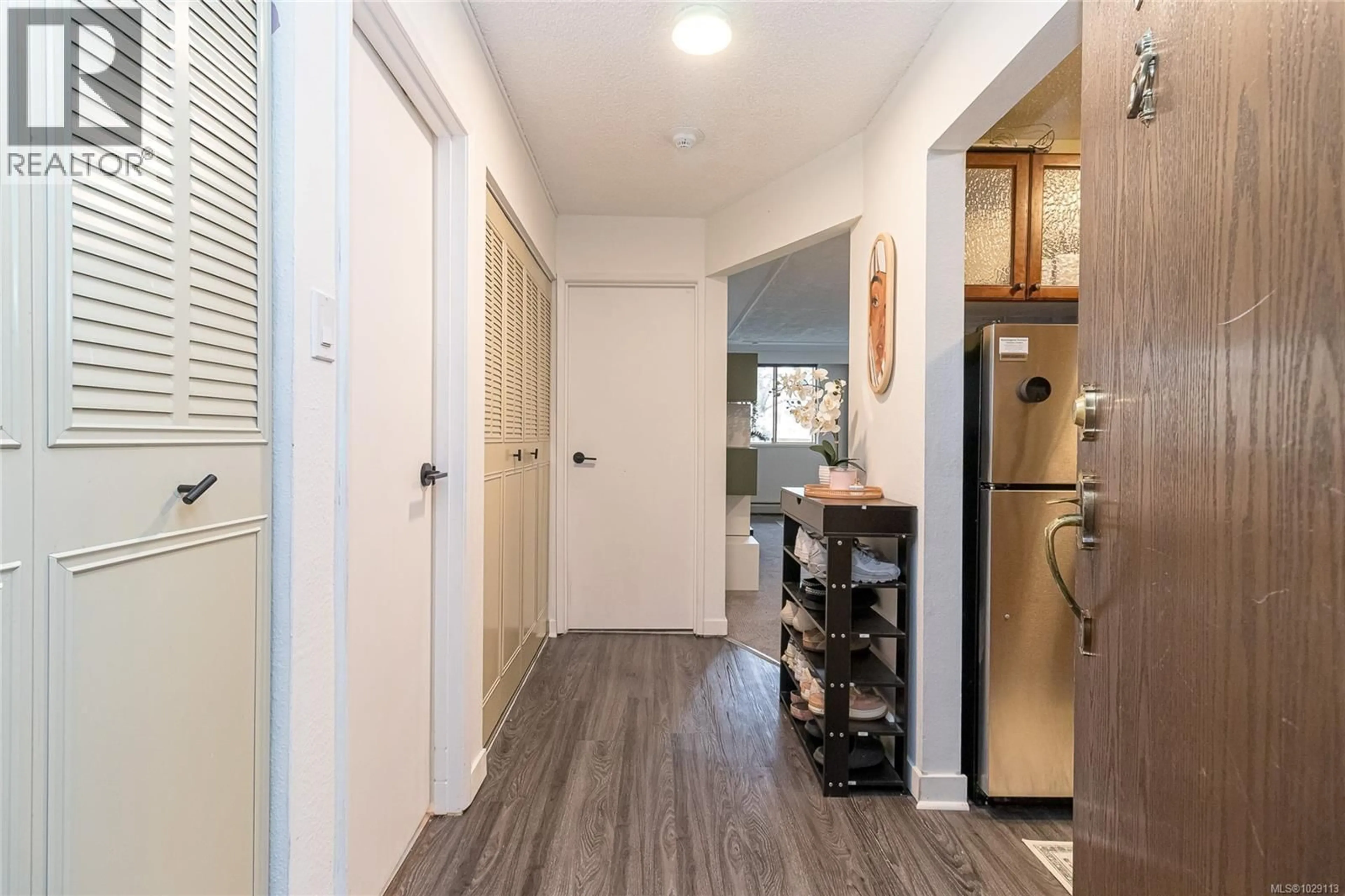 Indoor entryway for 313 - 1025 INVERNESS ROAD, Saanich British Columbia V8X2S2