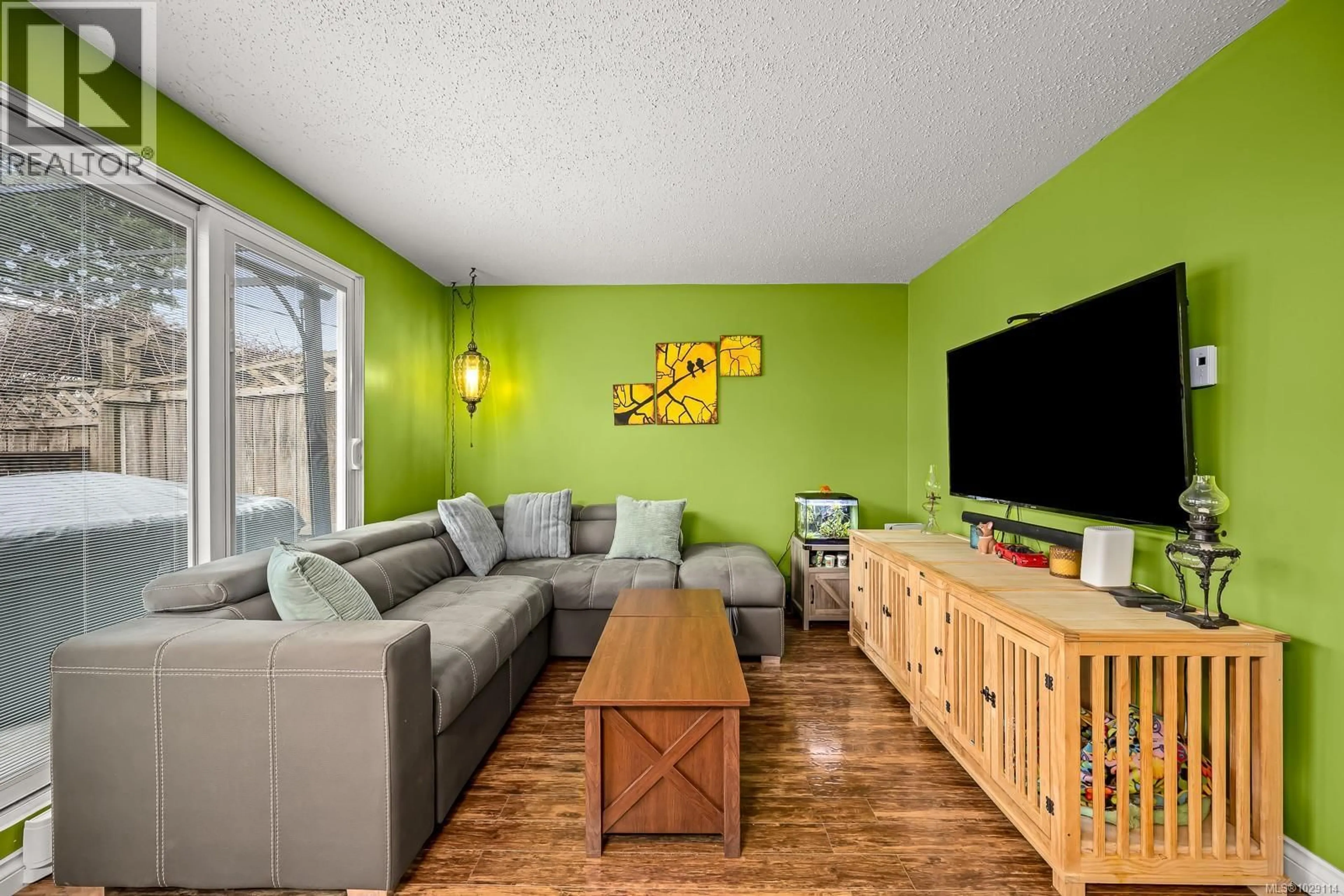 Living room with furniture, wood/laminate floor for 13 - 1440 13TH STREET, Courtenay British Columbia V9N6C1