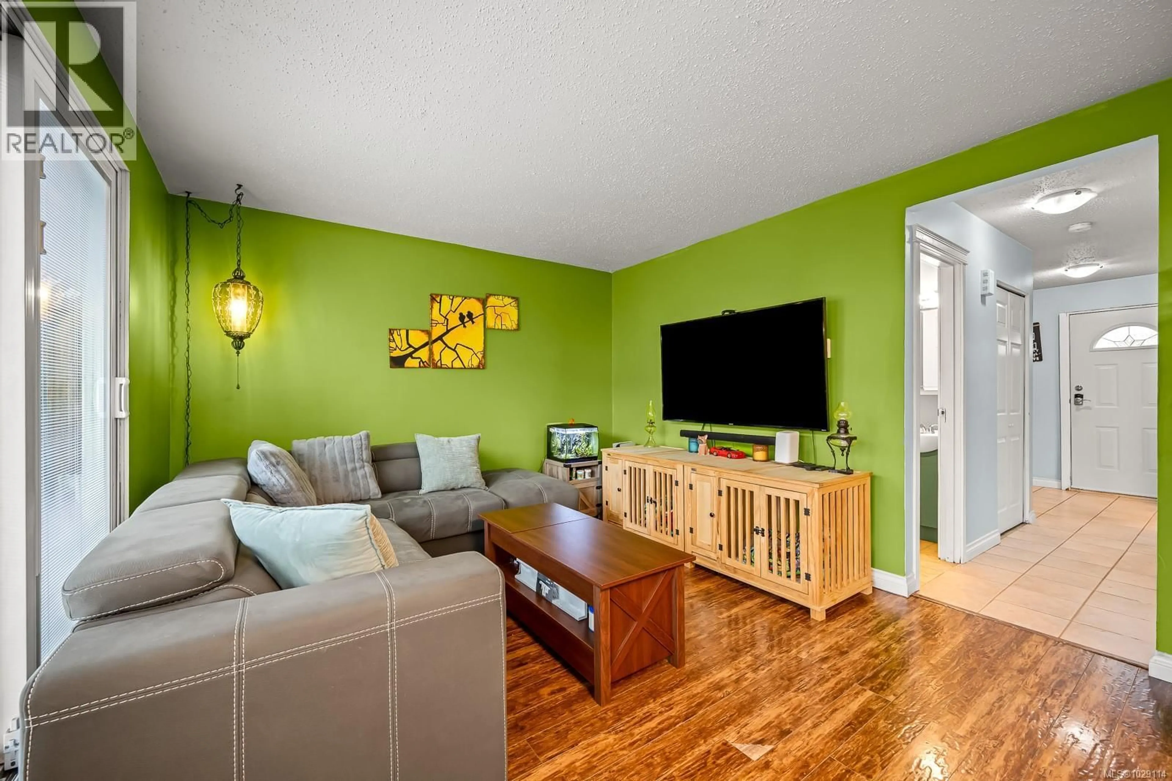 Living room with furniture, wood/laminate floor for 13 - 1440 13TH STREET, Courtenay British Columbia V9N6C1