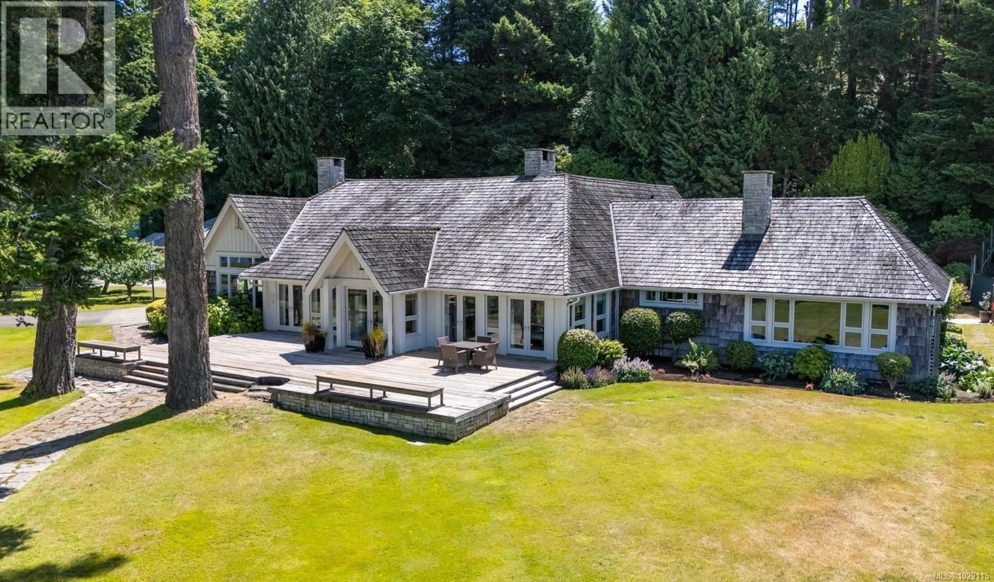 A pic from outside/outdoor area/front of a property/back of a property/a pic from drone, unknown for 382 JUDGES ROW, Qualicum Beach British Columbia V9K1G6