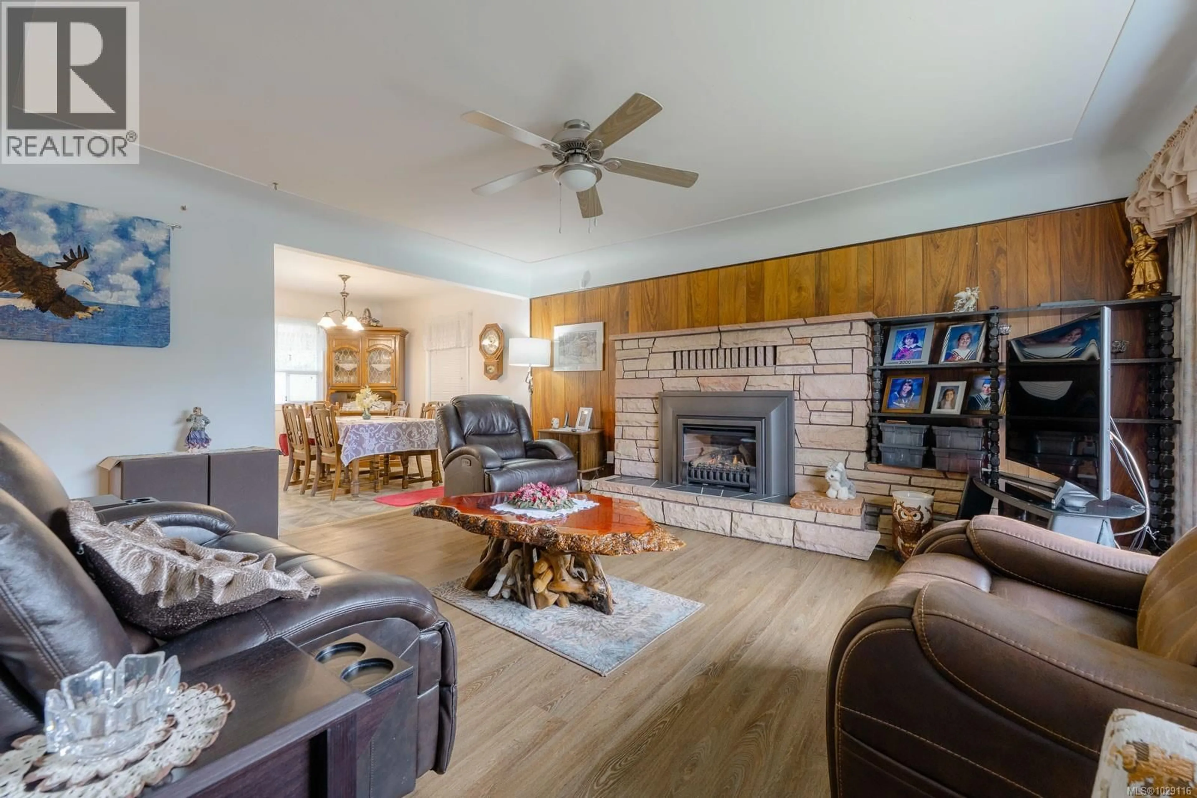 Living room with furniture, wood/laminate floor for 3820 SOUTH OYSTER SCHOOL ROAD, Saltair British Columbia V9G1Z5