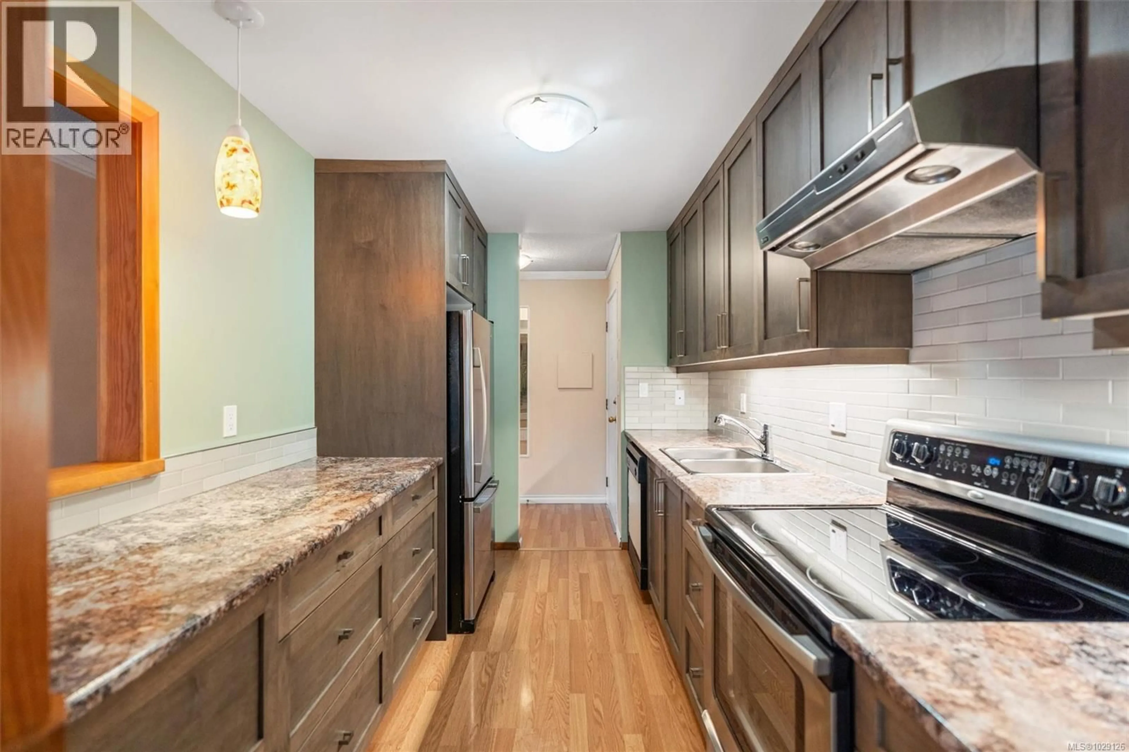 Standard kitchen, unknown for 202 - 3255 GLASGOW AVENUE, Saanich British Columbia V8X4S4