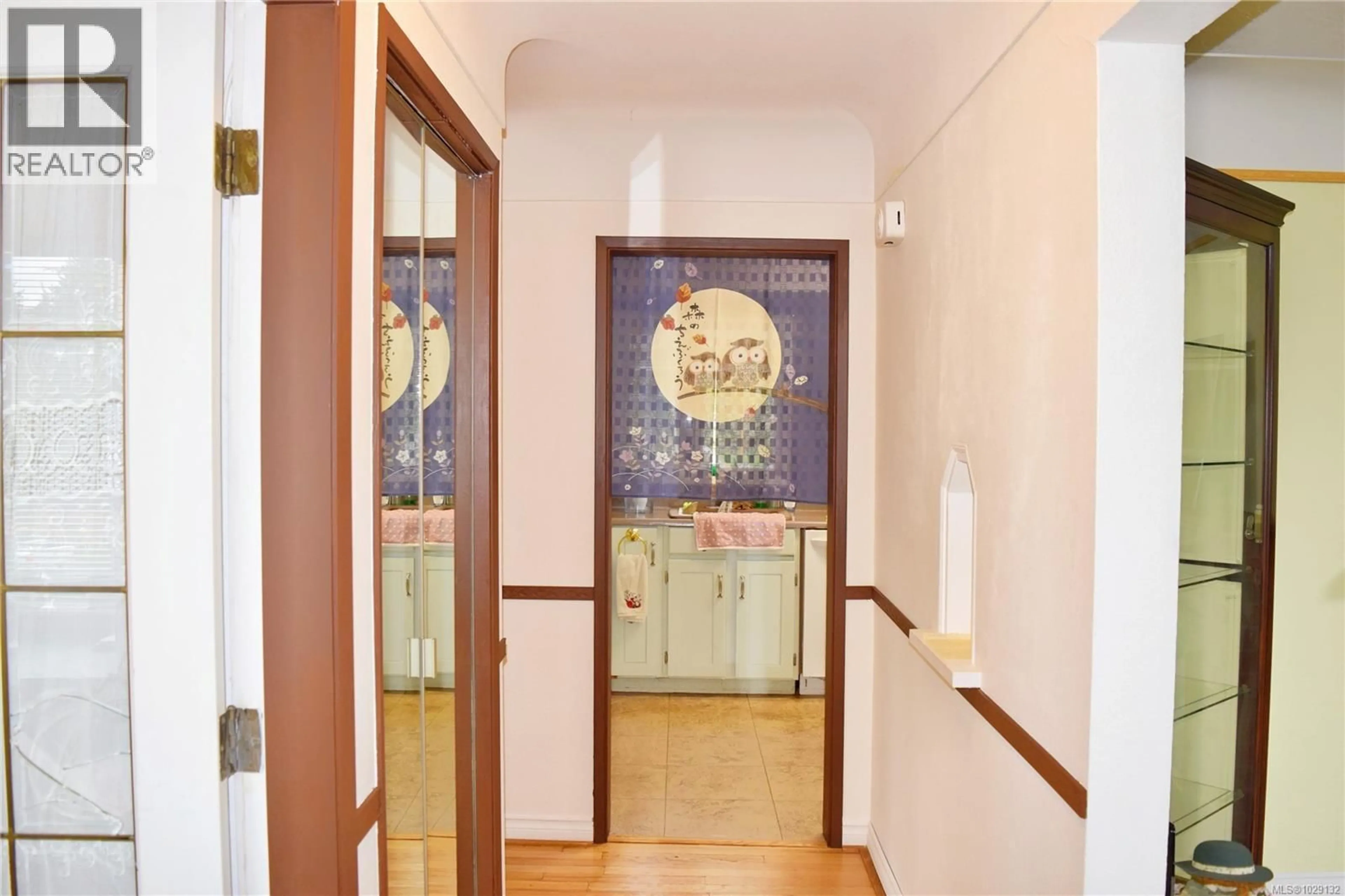 Indoor foyer for 3803 MERRIMAN DRIVE, Saanich British Columbia V8P2S9