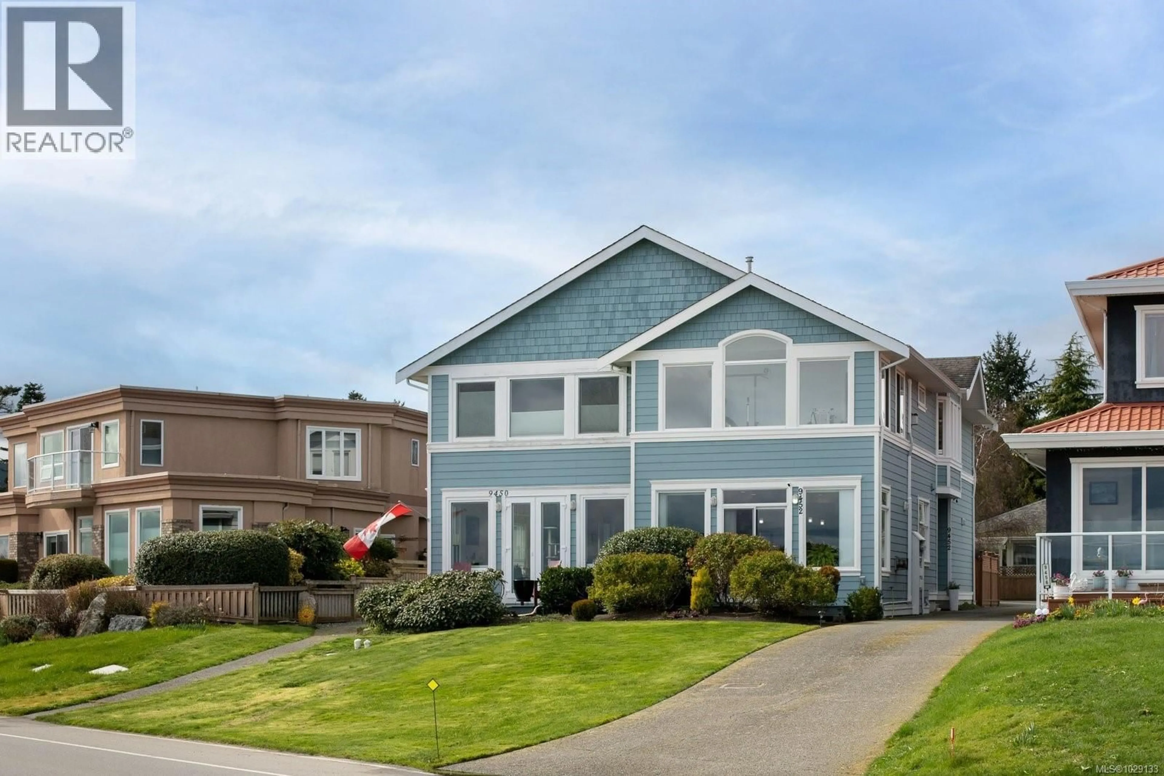 Home with vinyl exterior material, street for 9452 LOCHSIDE DRIVE, Sidney British Columbia V8L1N8