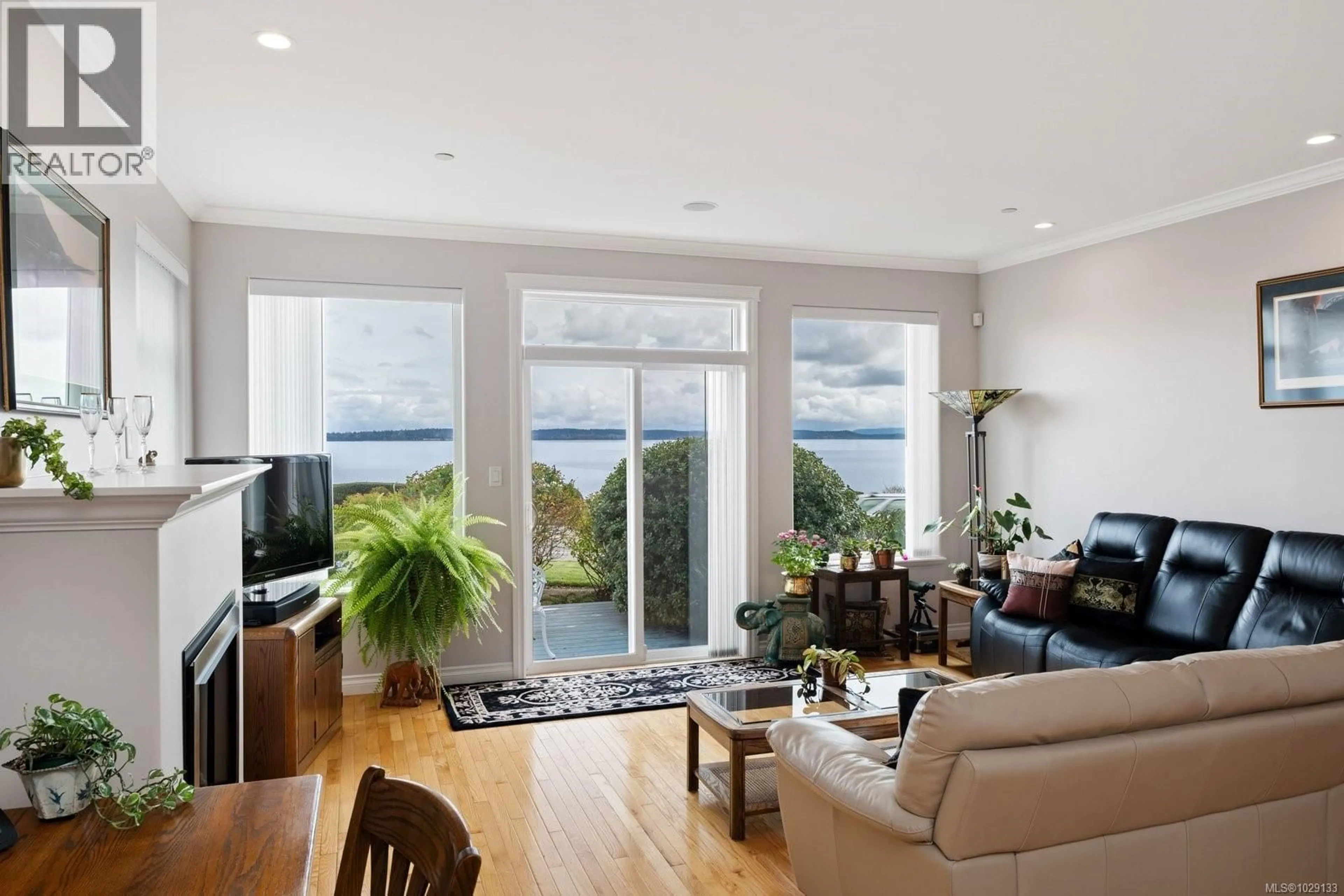Living room with furniture, wood/laminate floor for 9452 LOCHSIDE DRIVE, Sidney British Columbia V8L1N8