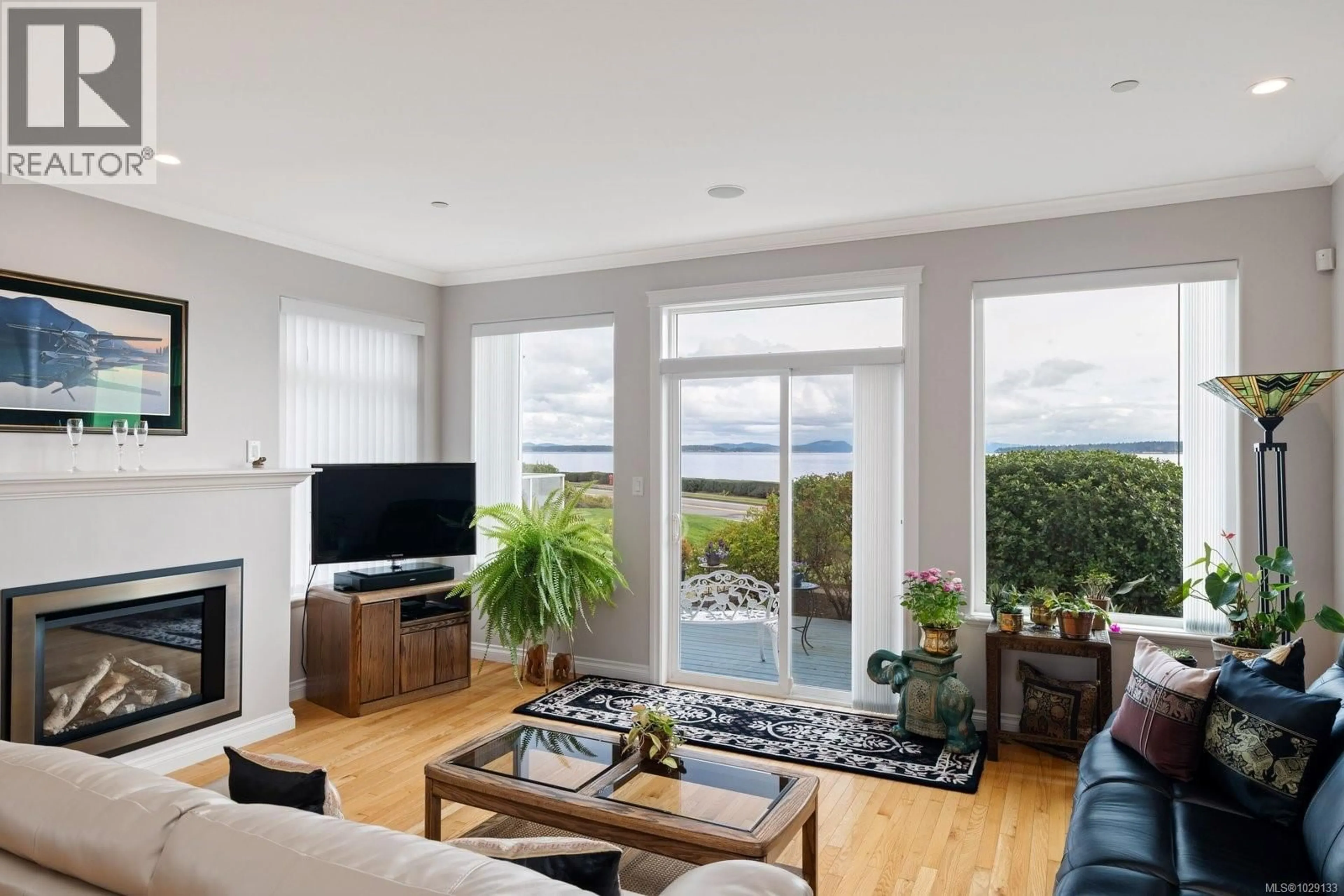 Living room with furniture, unknown for 9452 LOCHSIDE DRIVE, Sidney British Columbia V8L1N8