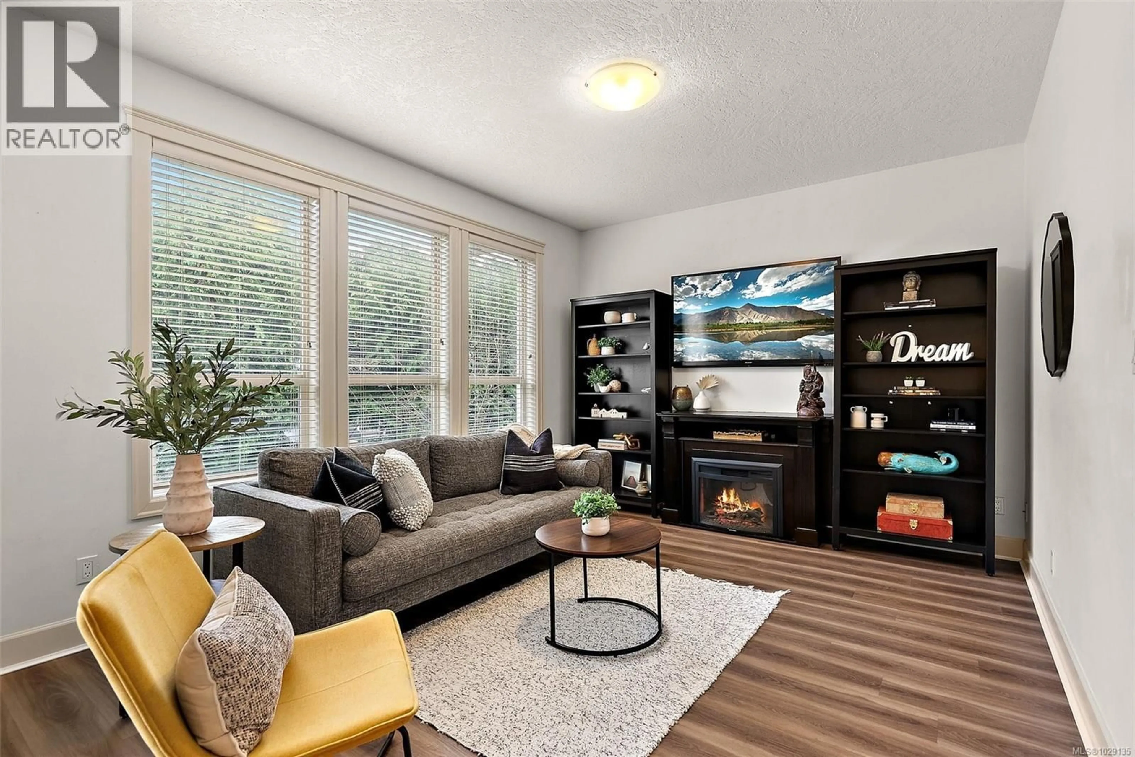 Living room with furniture, wood/laminate floor for 122 - 2253 TOWNSEND ROAD, Sooke British Columbia V9Z1M1