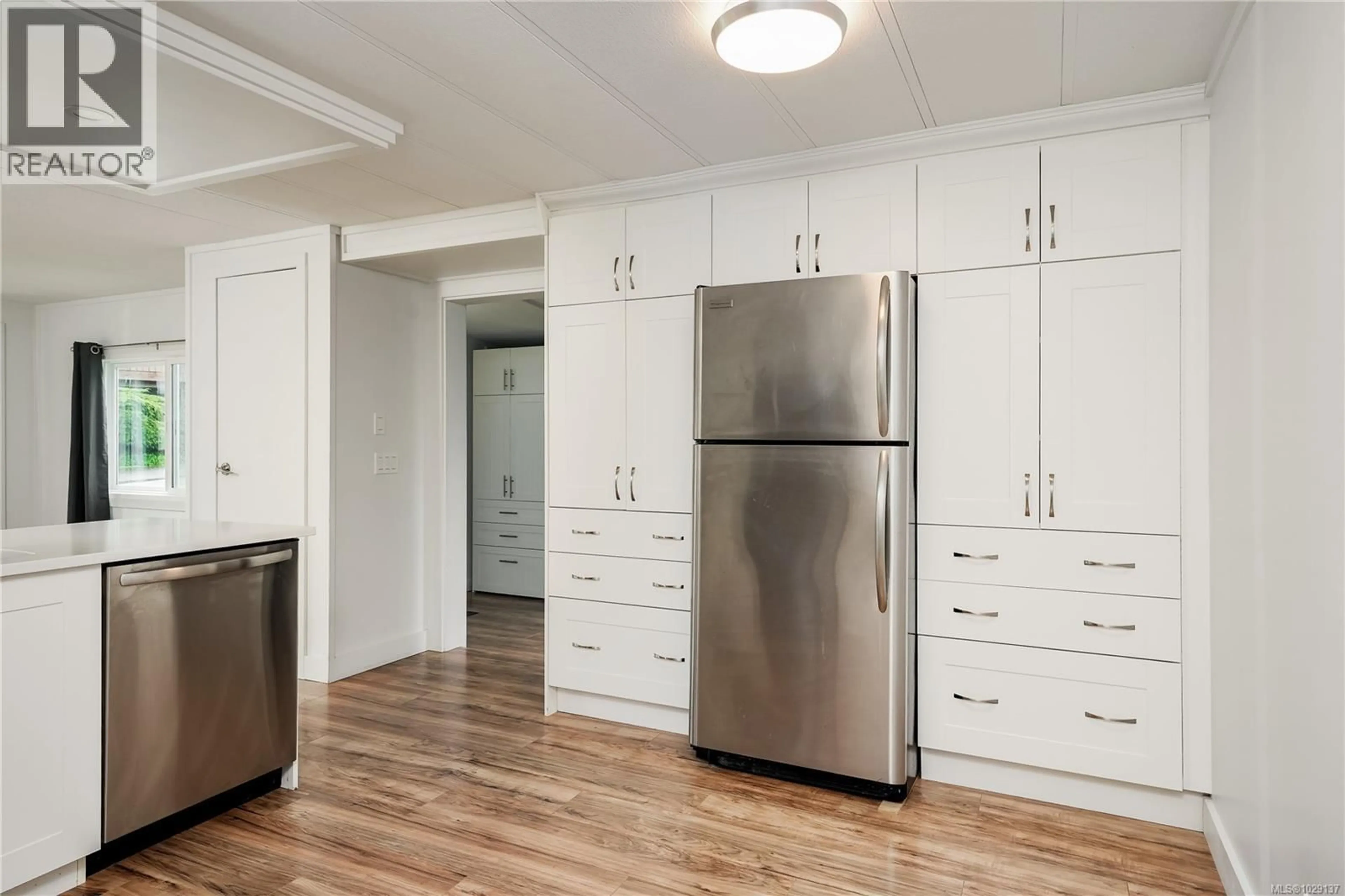 Standard kitchen, wood/laminate floor for 5 - 70 COOPER ROAD, View Royal British Columbia V9A4K2