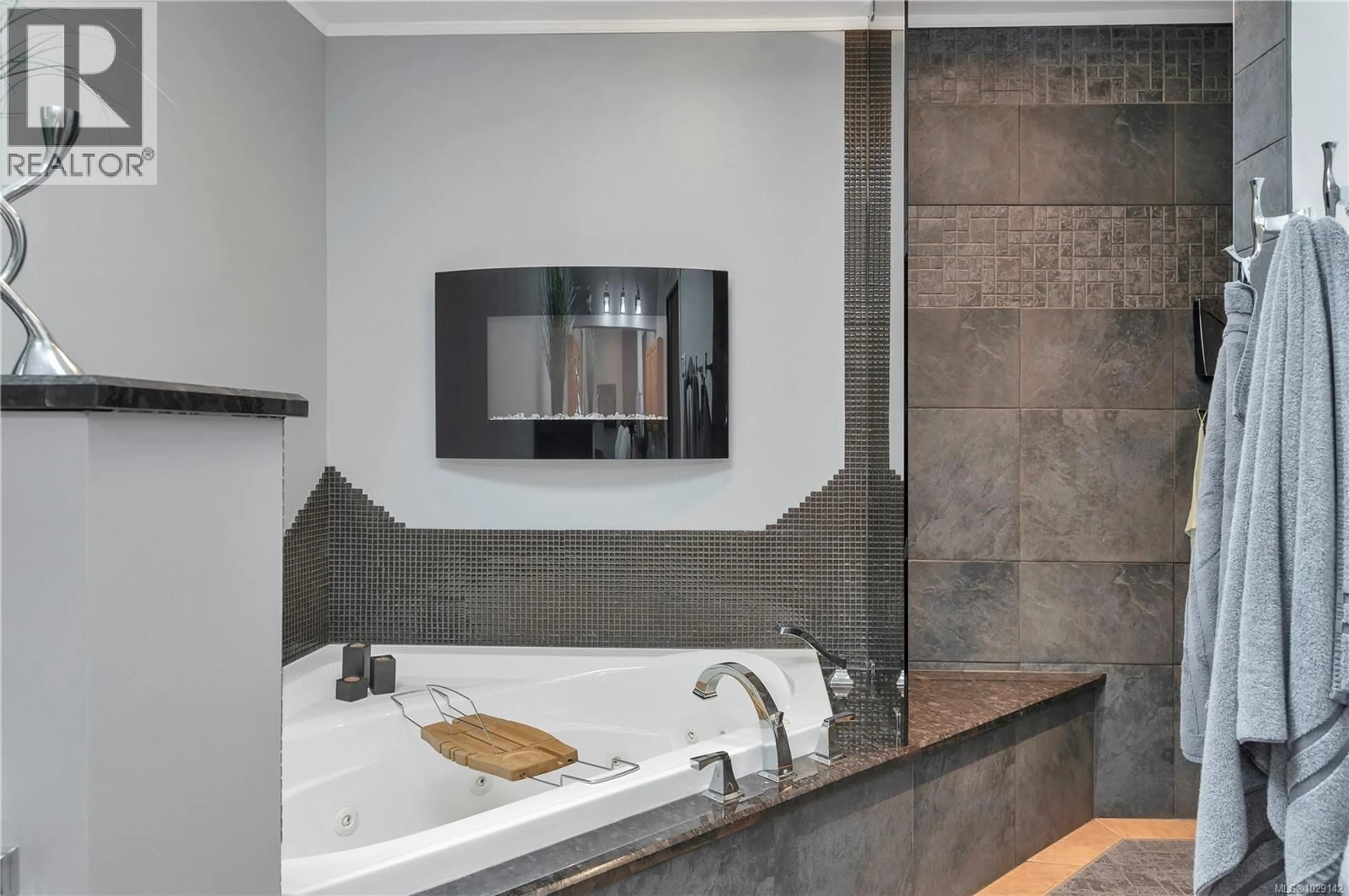 Contemporary bathroom, ceramic/tile floor for 1755 PASSAGE VIEW DRIVE, Campbell River British Columbia V9W6L2