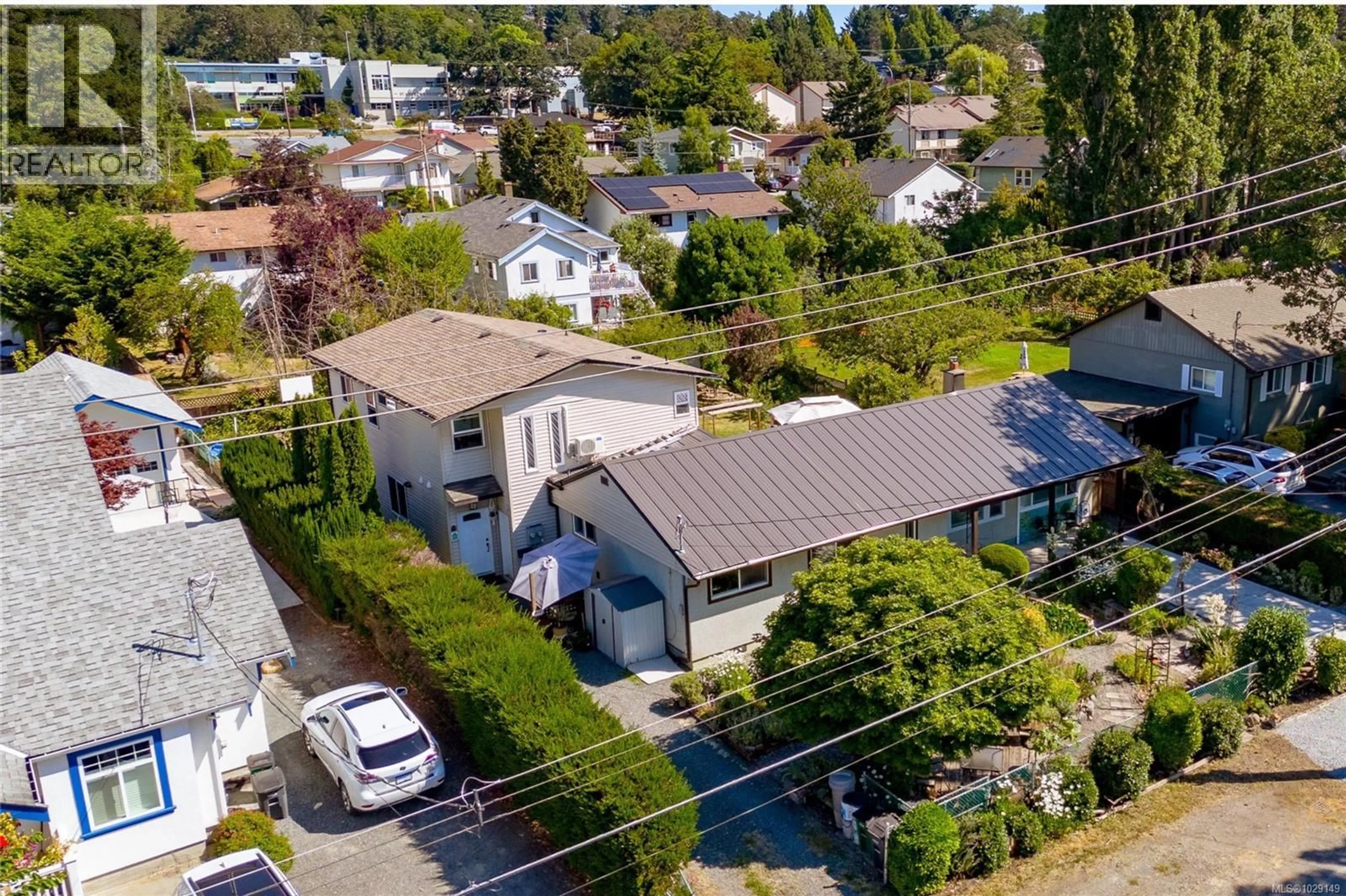 A pic from outside/outdoor area/front of a property/back of a property/a pic from drone, street for 862 CANTERBURY ROAD, Saanich British Columbia V8X3E6