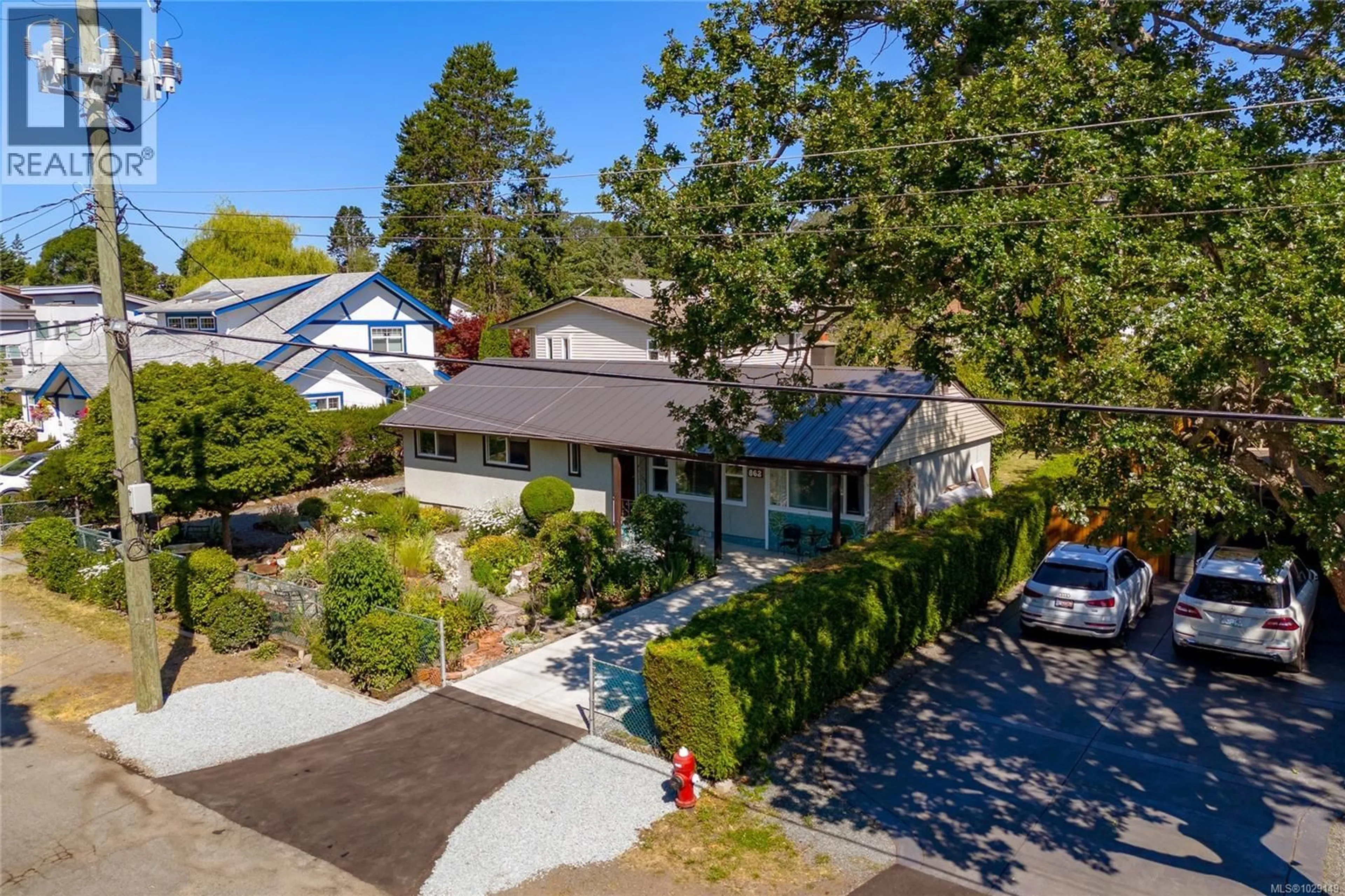 A pic from outside/outdoor area/front of a property/back of a property/a pic from drone, street for 862 CANTERBURY ROAD, Saanich British Columbia V8X3E6