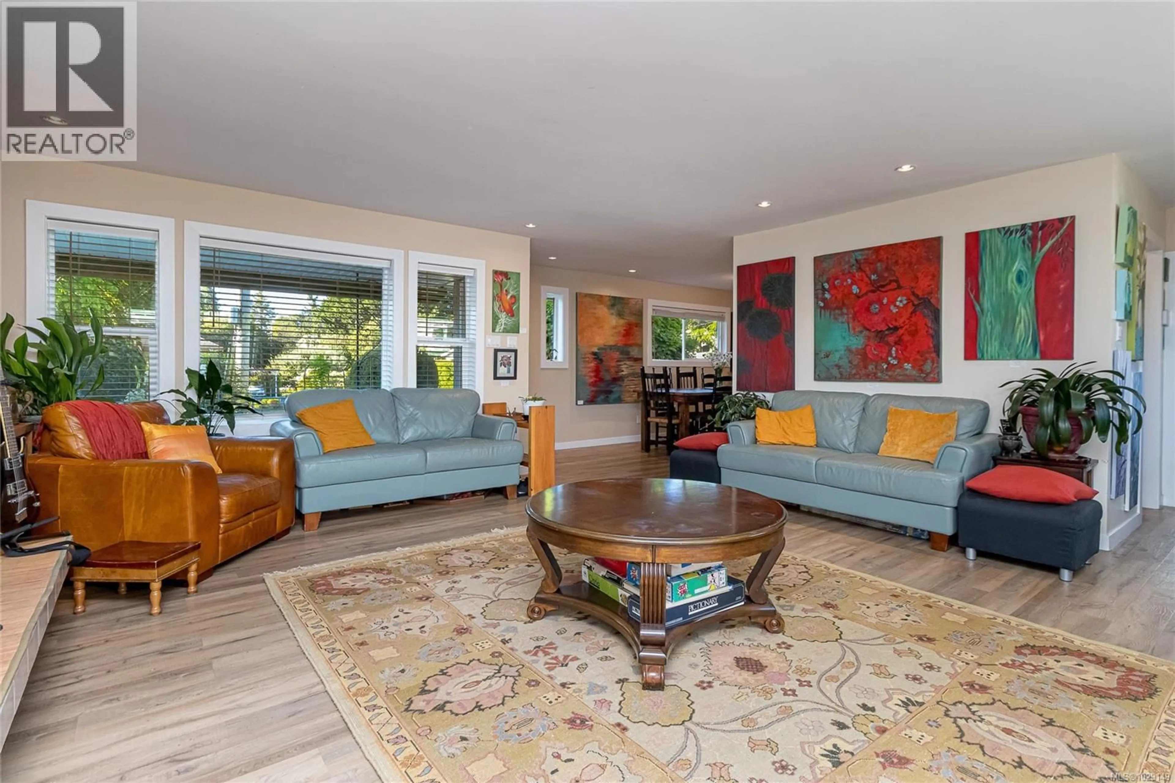 Living room with furniture, unknown for 862 CANTERBURY ROAD, Saanich British Columbia V8X3E6