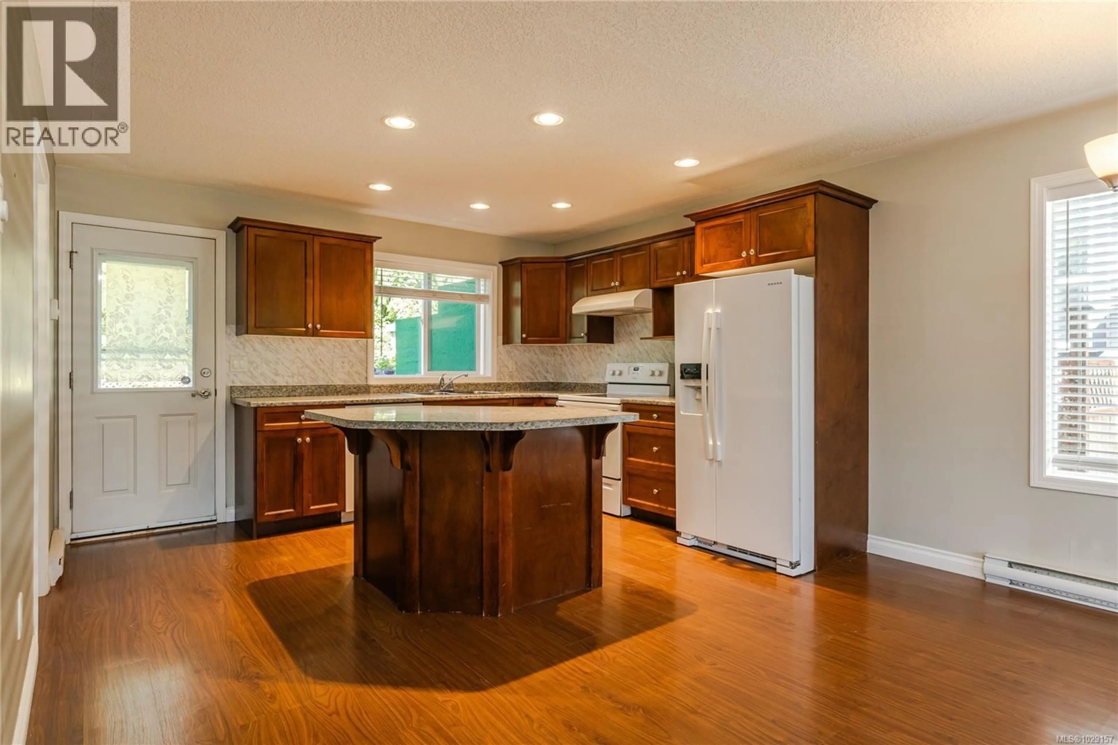 Open concept kitchen, unknown for 293 APPLEGREEN AVENUE, Nanaimo British Columbia V9R0A7
