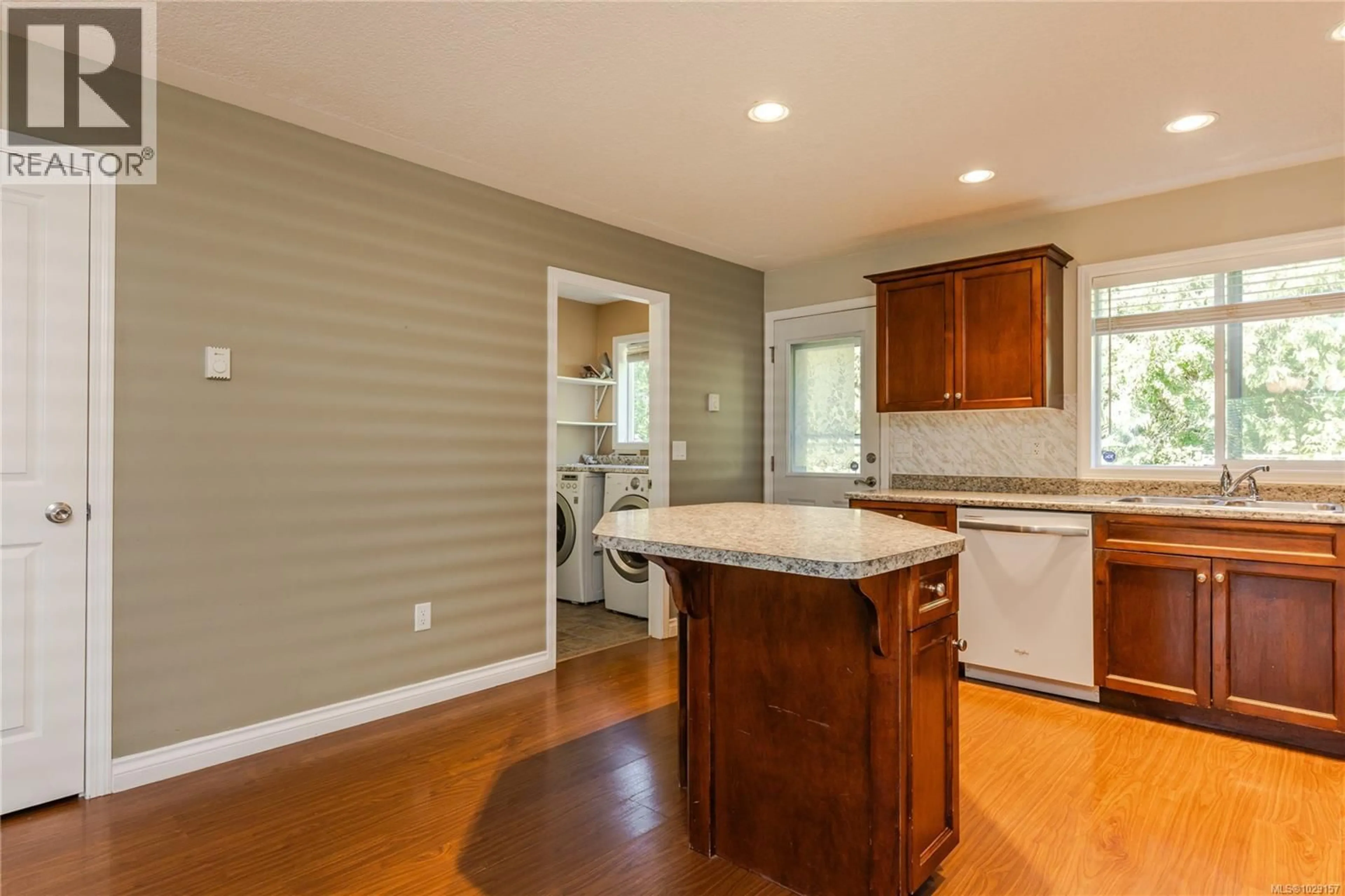 Open concept kitchen, unknown for 293 APPLEGREEN AVENUE, Nanaimo British Columbia V9R0A7