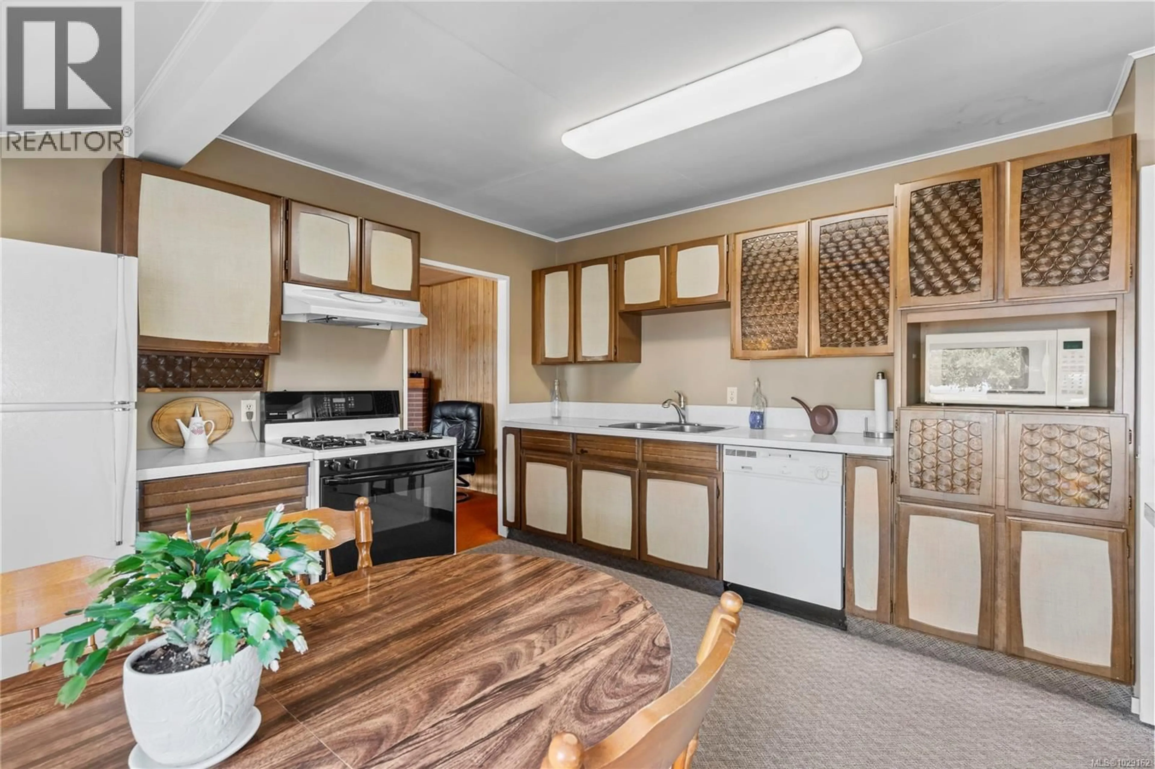 Standard kitchen, unknown for 35 BOWSER ROAD, Bowser British Columbia V0R1G0