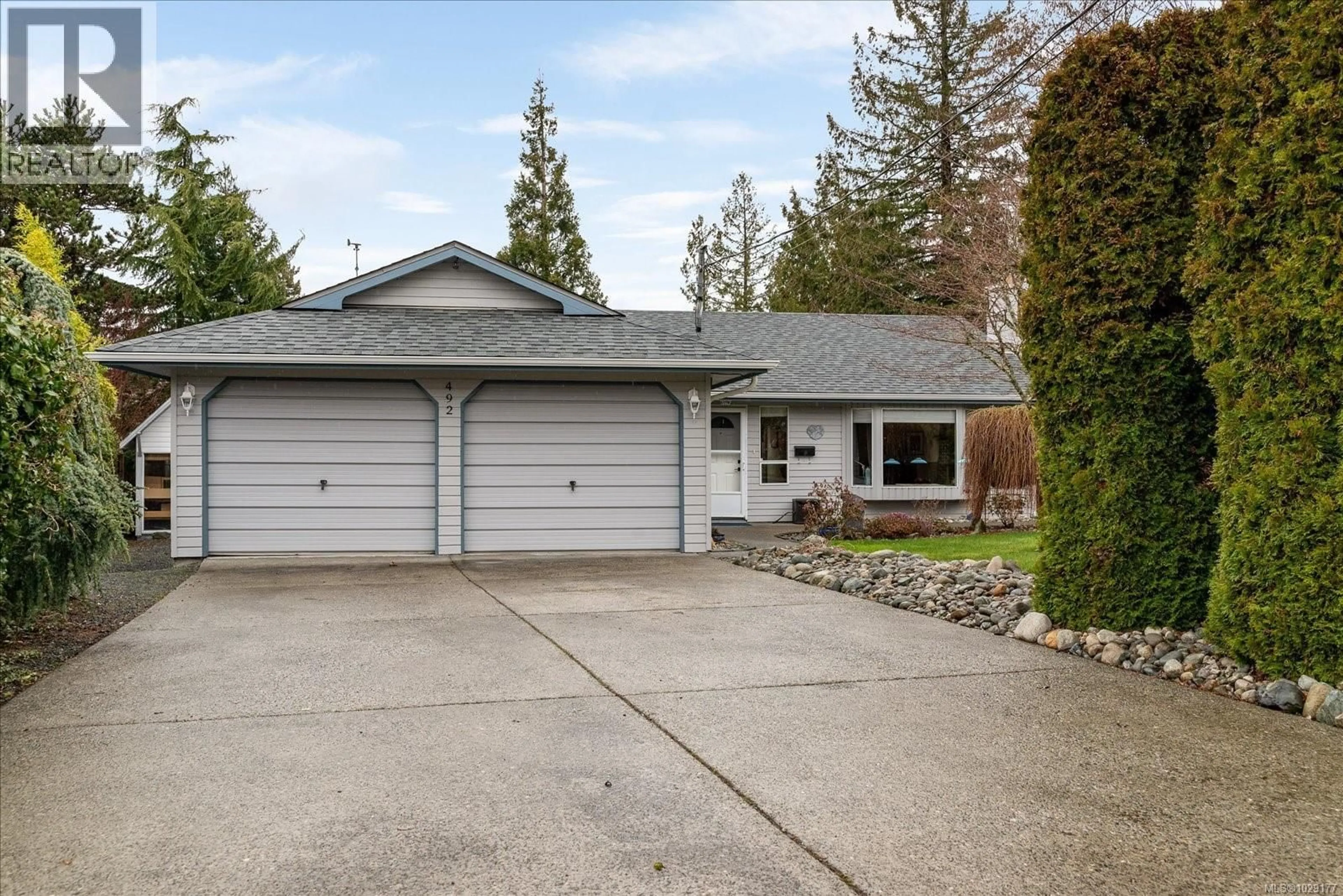 Home with vinyl exterior material, street for 492 AQUILA PLACE, Parksville British Columbia V9P1C1