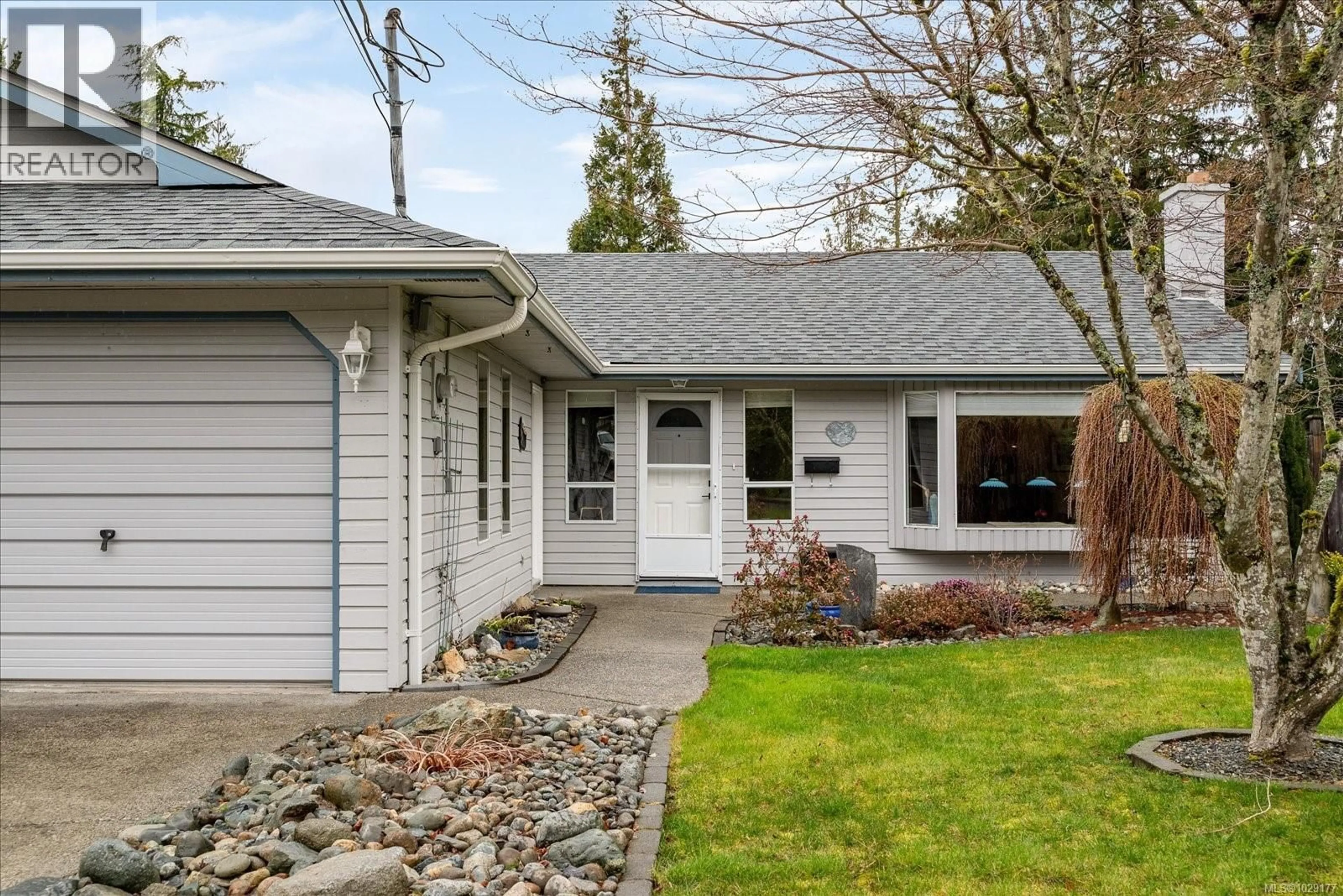 Home with vinyl exterior material, street for 492 AQUILA PLACE, Parksville British Columbia V9P1C1