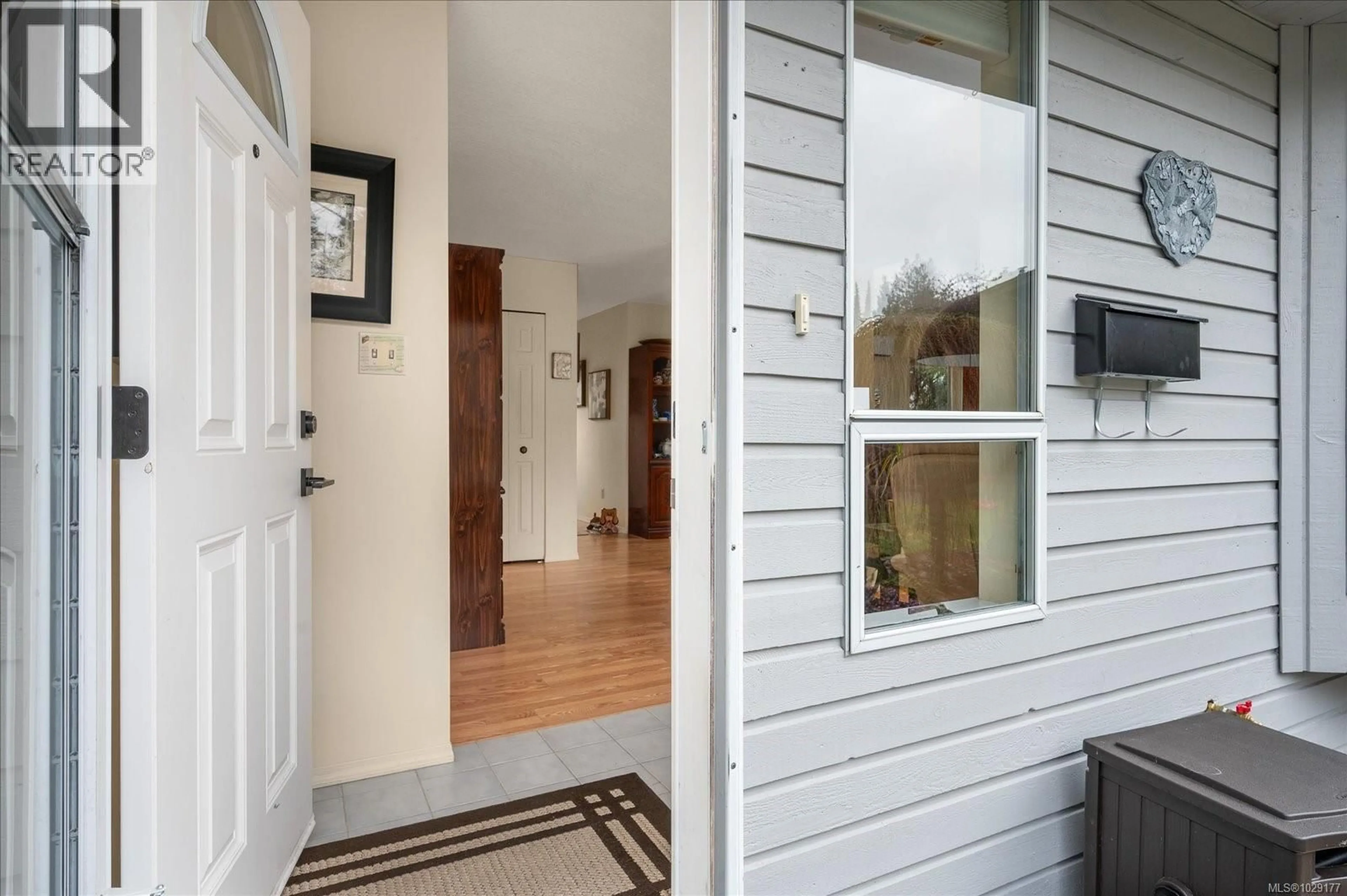 Indoor entryway for 492 AQUILA PLACE, Parksville British Columbia V9P1C1