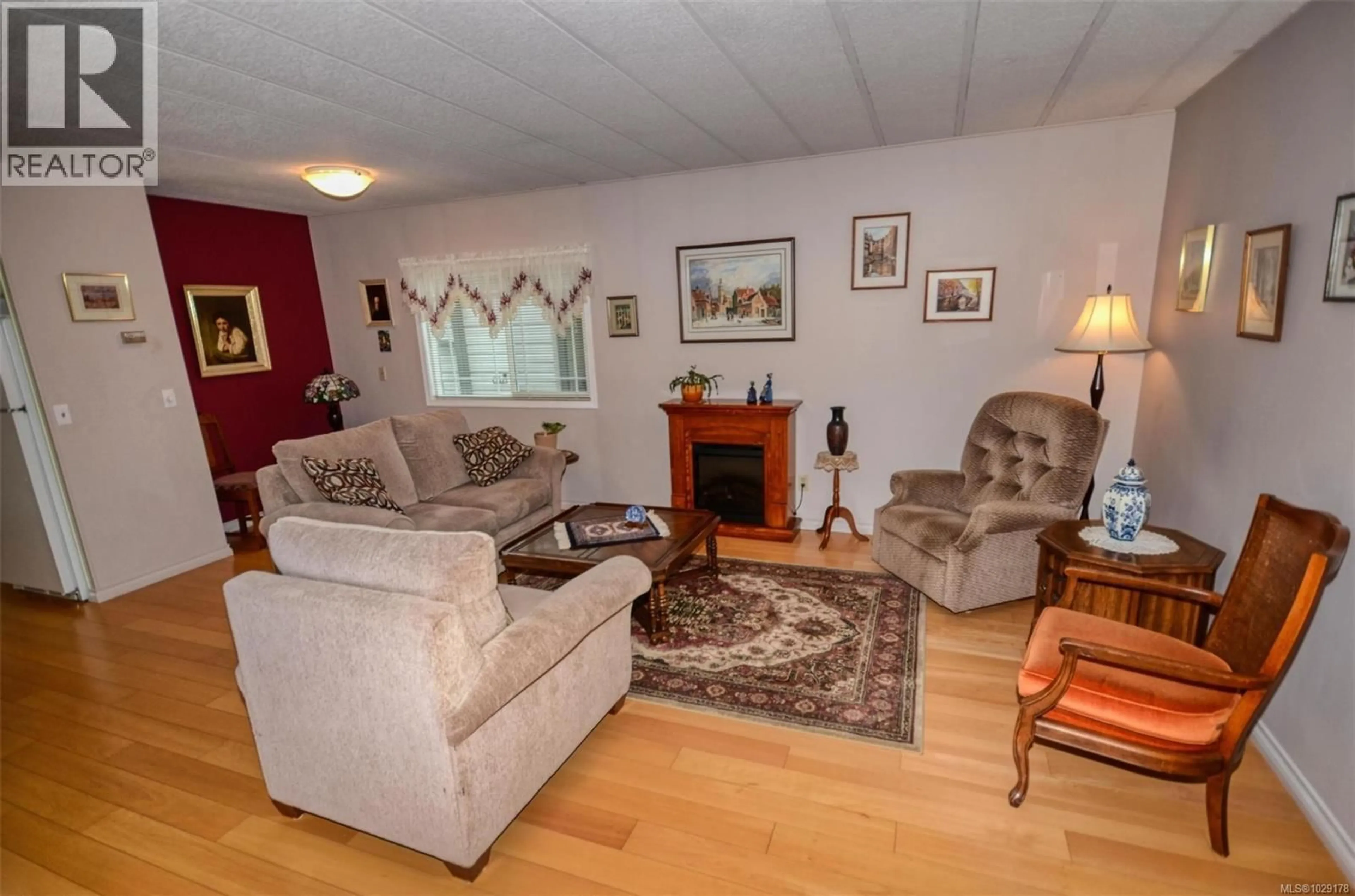 Living room with furniture, wood/laminate floor for 9413 BROOKWOOD DRIVE, Sidney British Columbia V8L4H1
