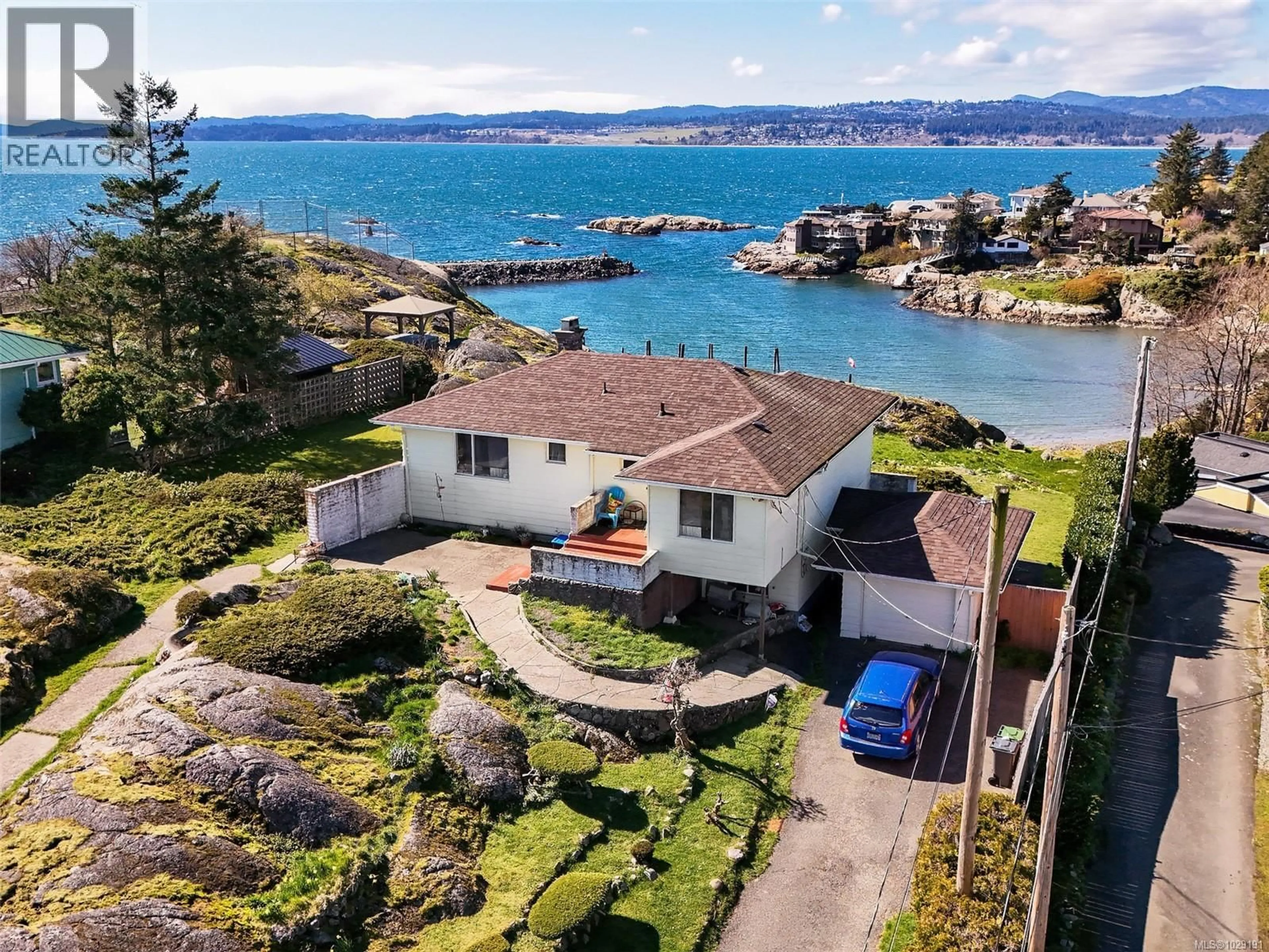 A pic from outside/outdoor area/front of a property/back of a property/a pic from drone, water/lake/river/ocean view for 310 CLIFTON TERRACE, Esquimalt British Columbia V9A5X9