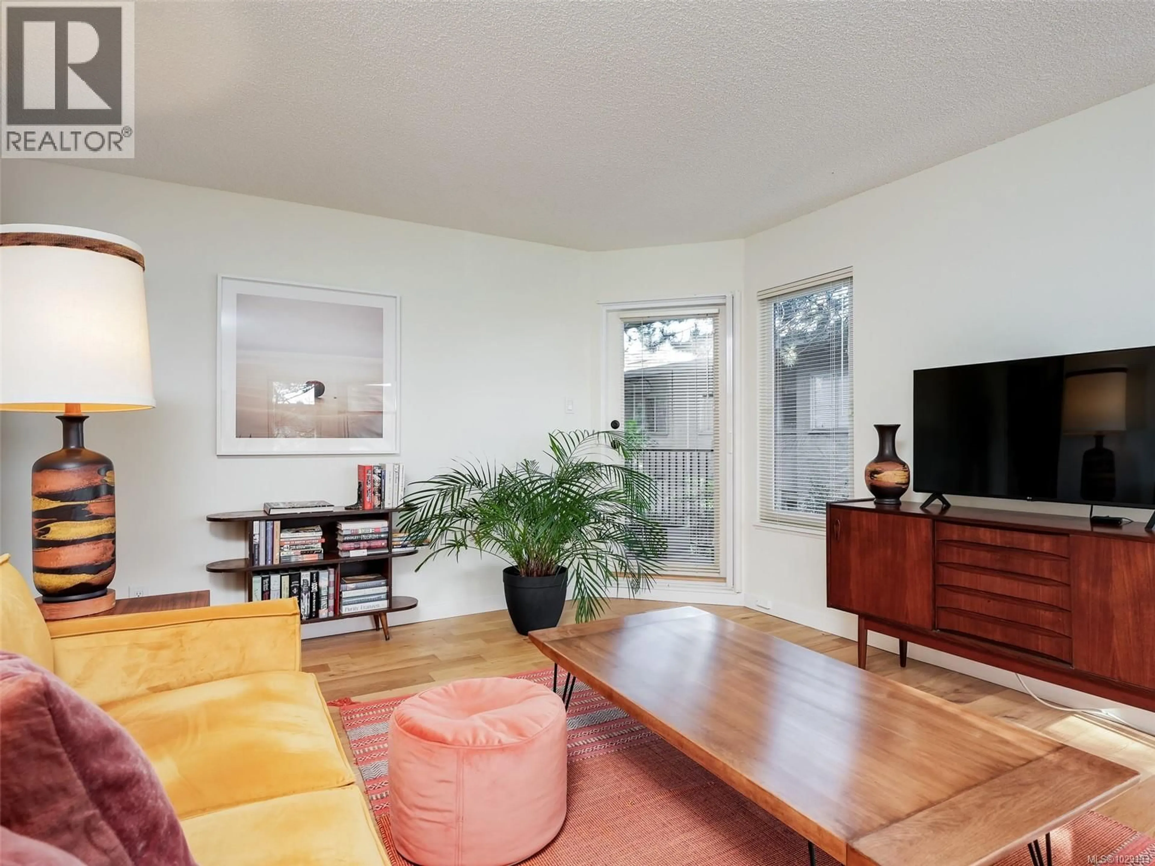 Living room with furniture, wood/laminate floor for 306 - 1149 ROCKLAND AVENUE, Victoria British Columbia V8V4T5