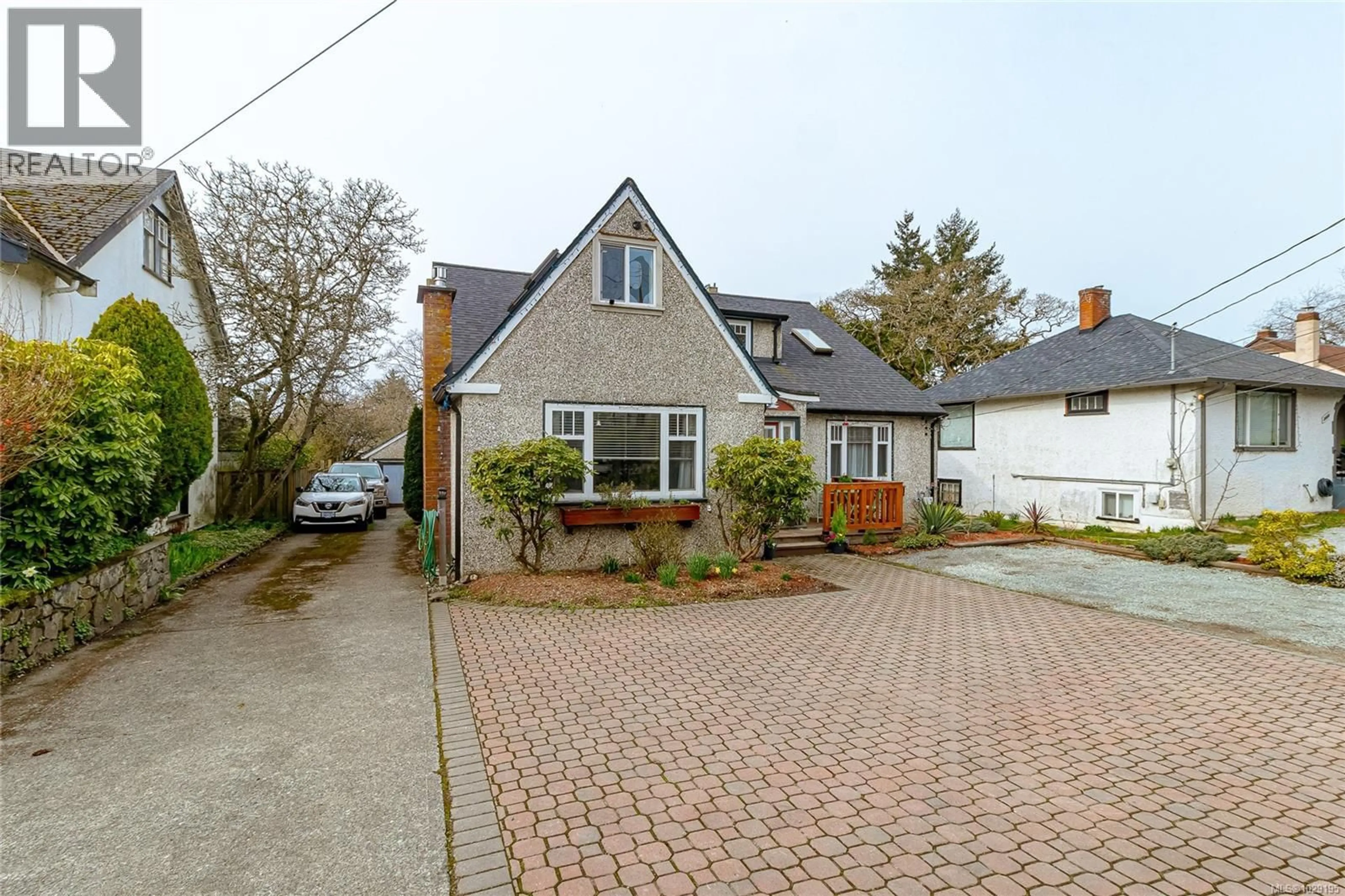 A pic from outside/outdoor area/front of a property/back of a property/a pic from drone, street for 3650 QUADRA STREET, Saanich British Columbia V8X1H4