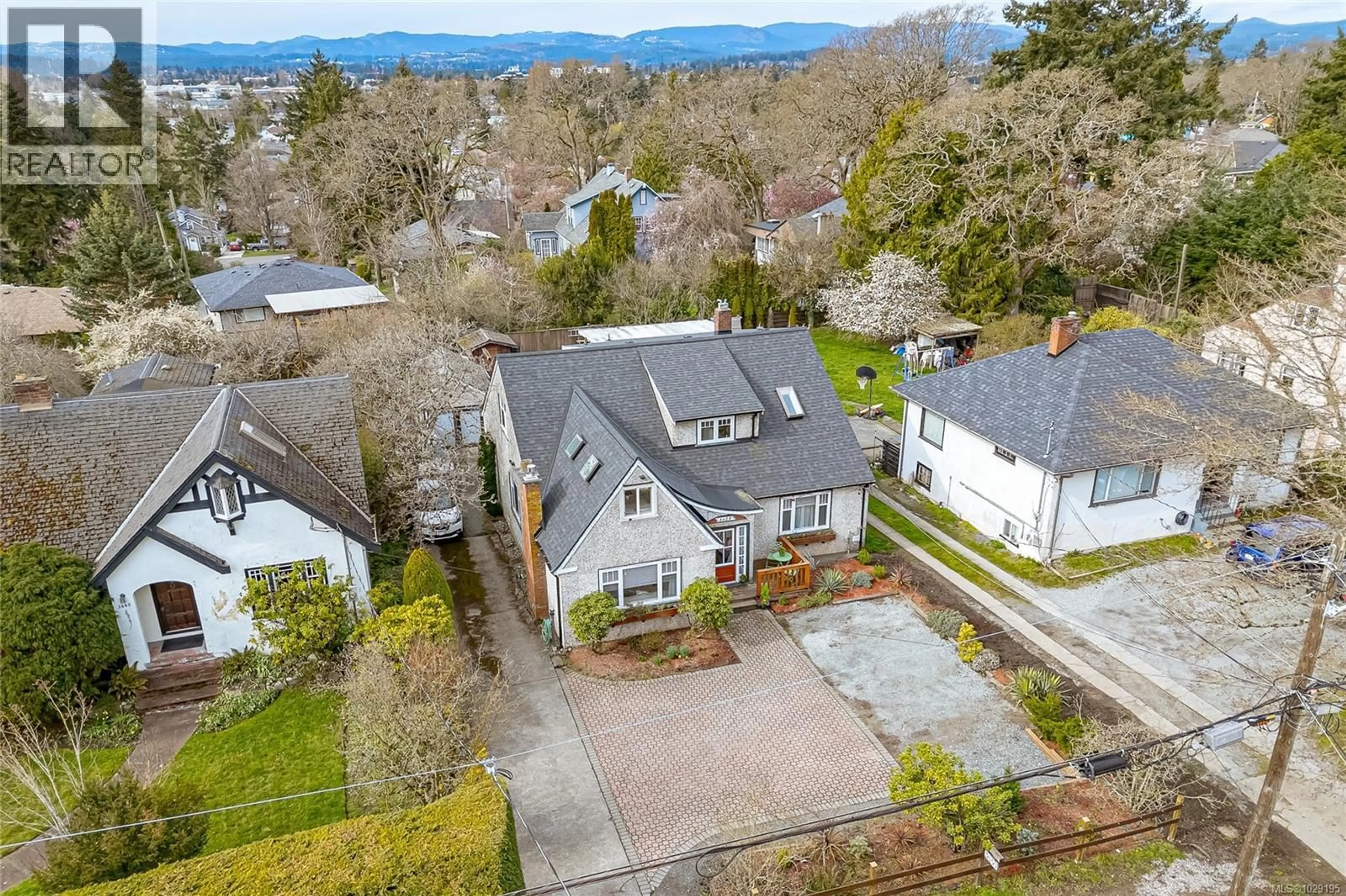 A pic from outside/outdoor area/front of a property/back of a property/a pic from drone, street for 3650 QUADRA STREET, Saanich British Columbia V8X1H4