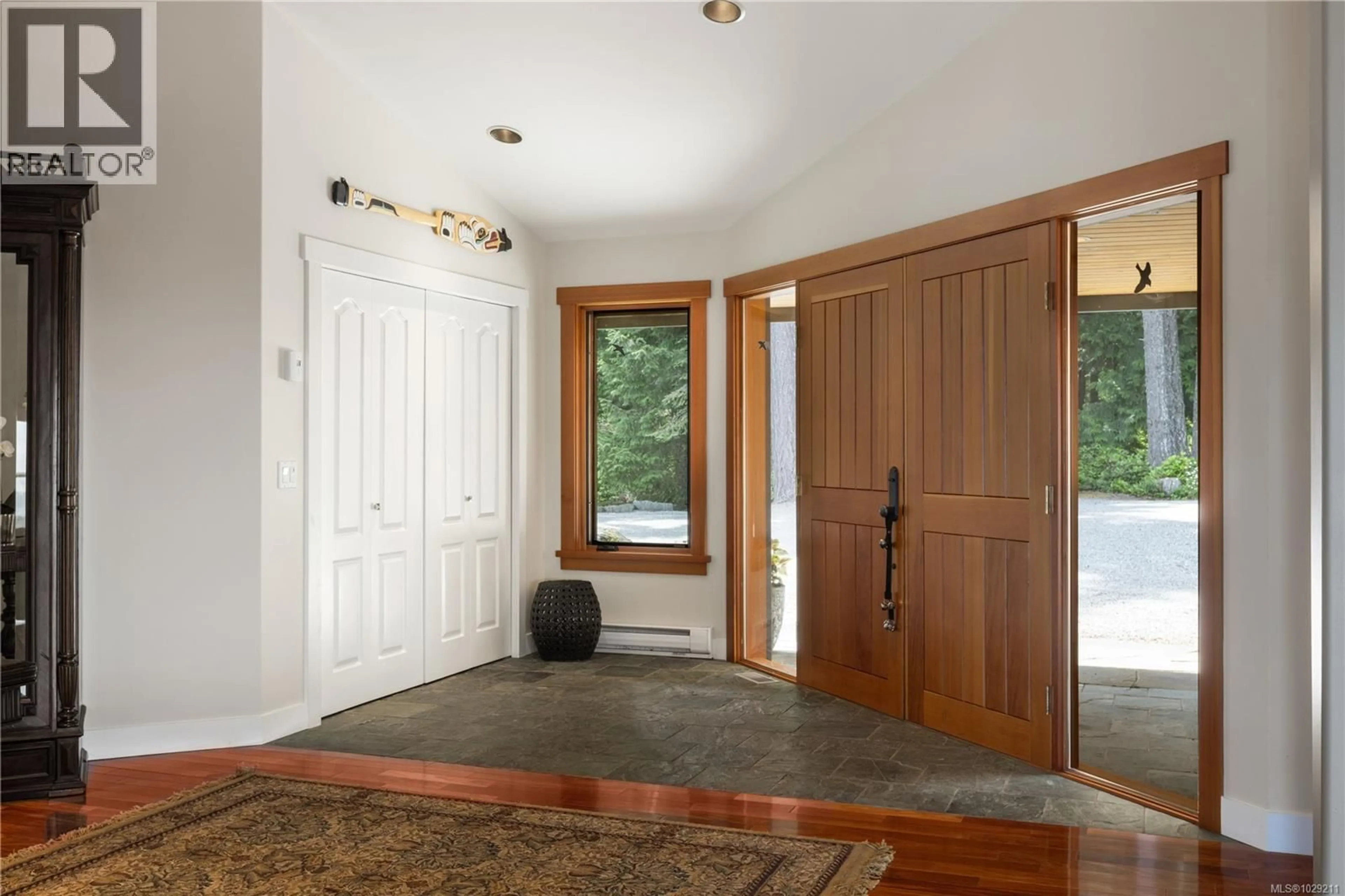 Indoor entryway for 253 CHILTON ROAD, Salt Spring British Columbia V8K2W9