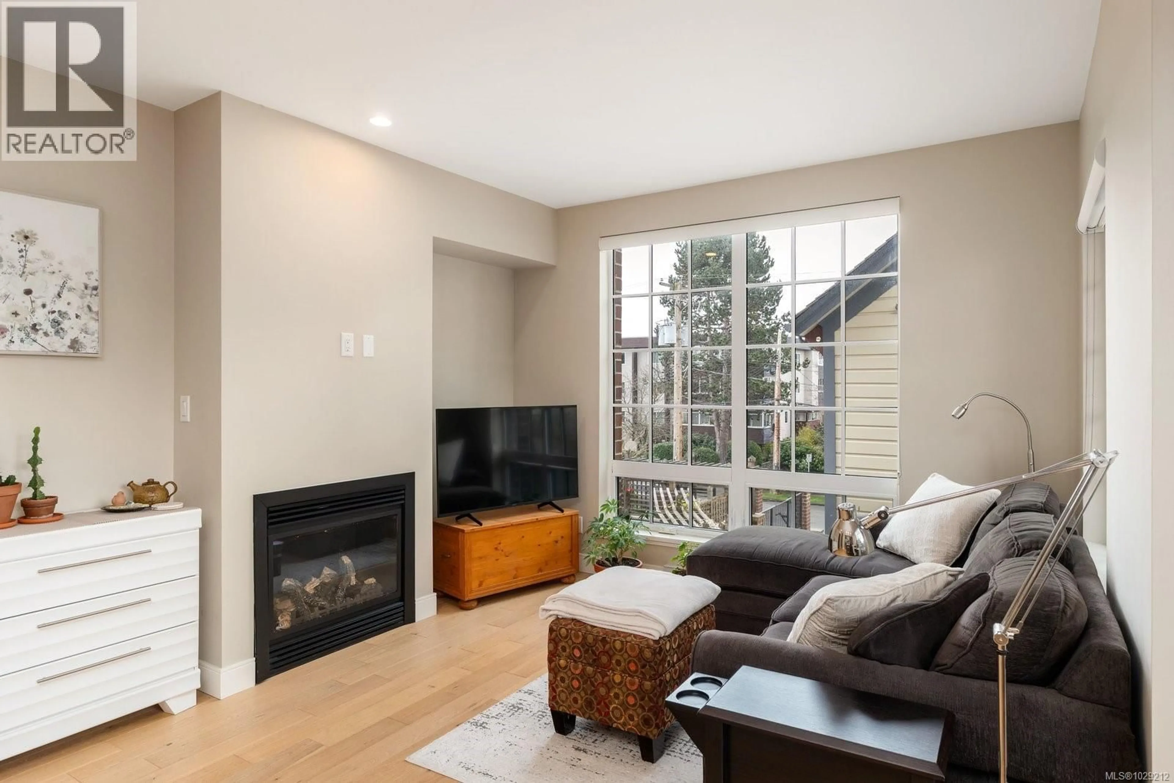 Living room with furniture, wood/laminate floor for 204 - 1011 BURDETT AVENUE, Victoria British Columbia V8V3G9