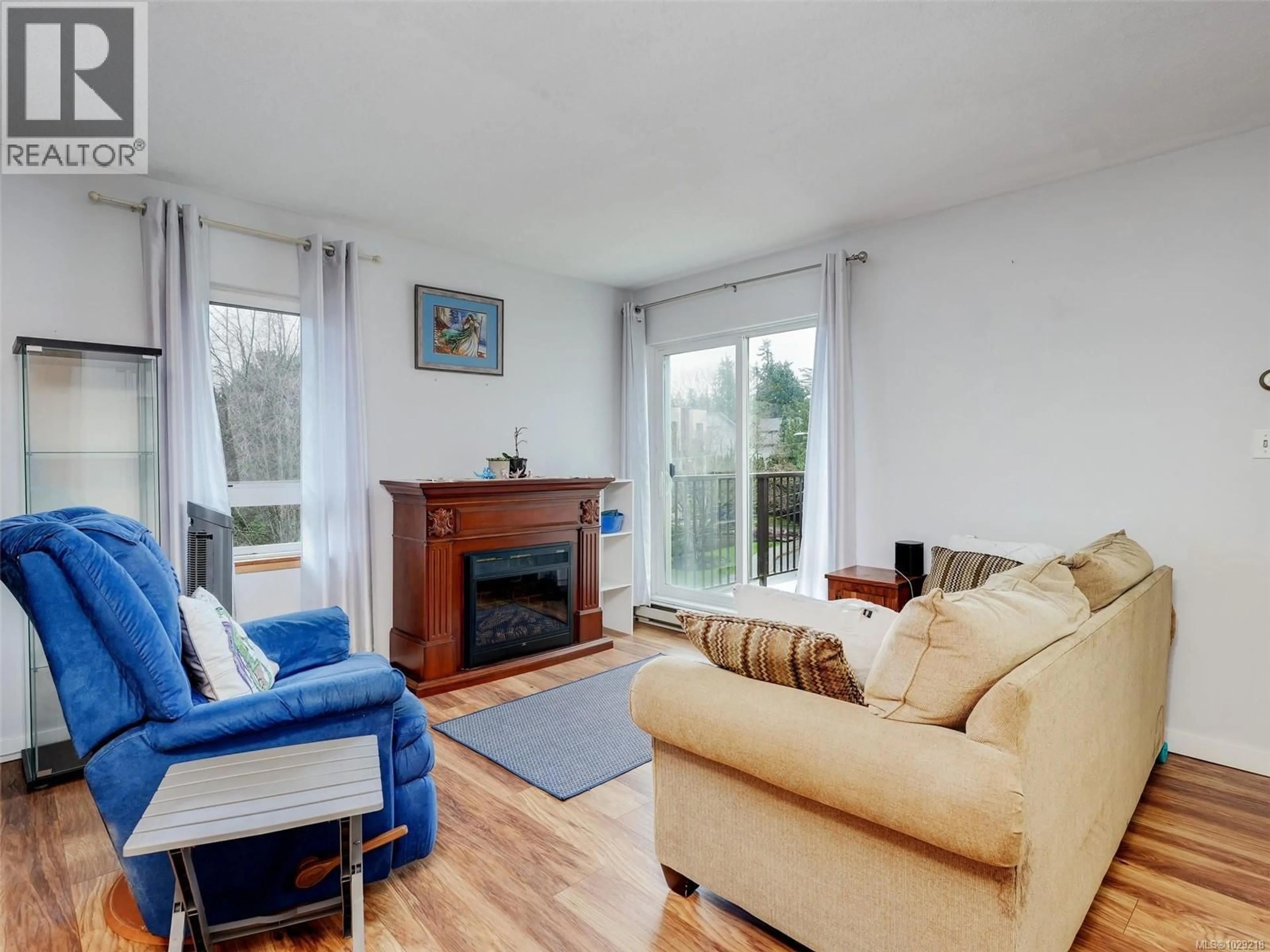 Living room with furniture, wood/laminate floor for 406 - 3258 ALDER STREET, Saanich British Columbia V8X1P3