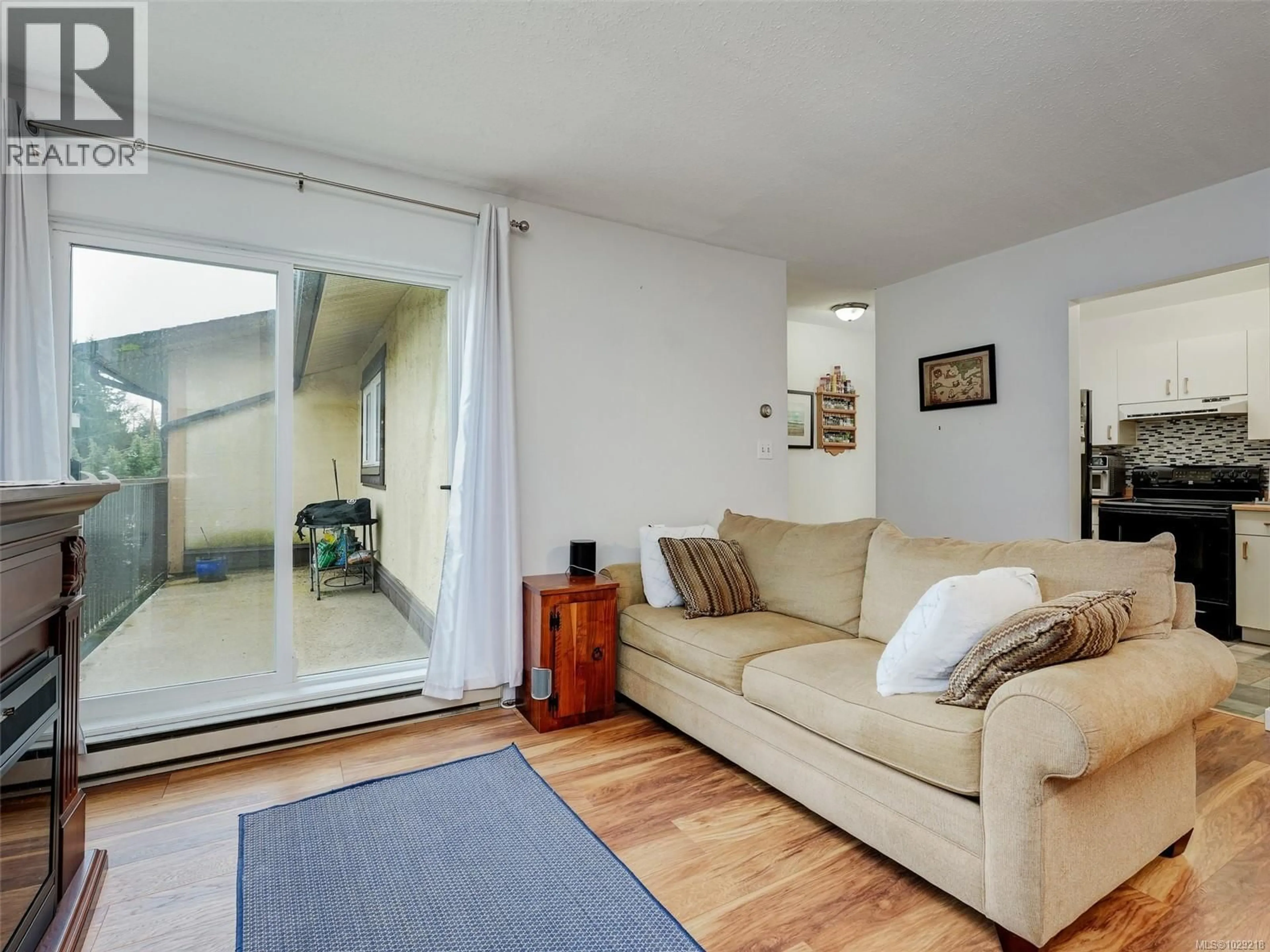 Living room with furniture, unknown for 406 - 3258 ALDER STREET, Saanich British Columbia V8X1P3