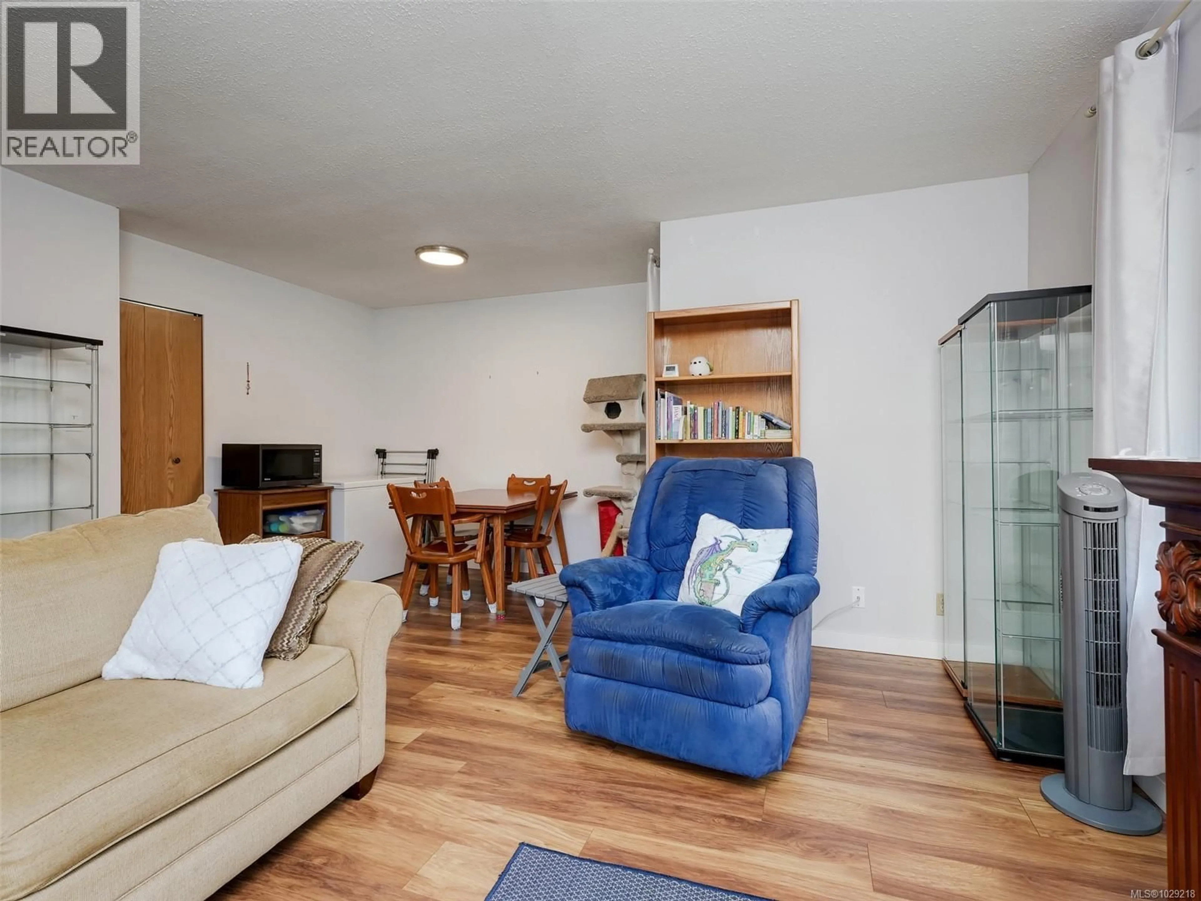 Living room with furniture, wood/laminate floor for 406 - 3258 ALDER STREET, Saanich British Columbia V8X1P3