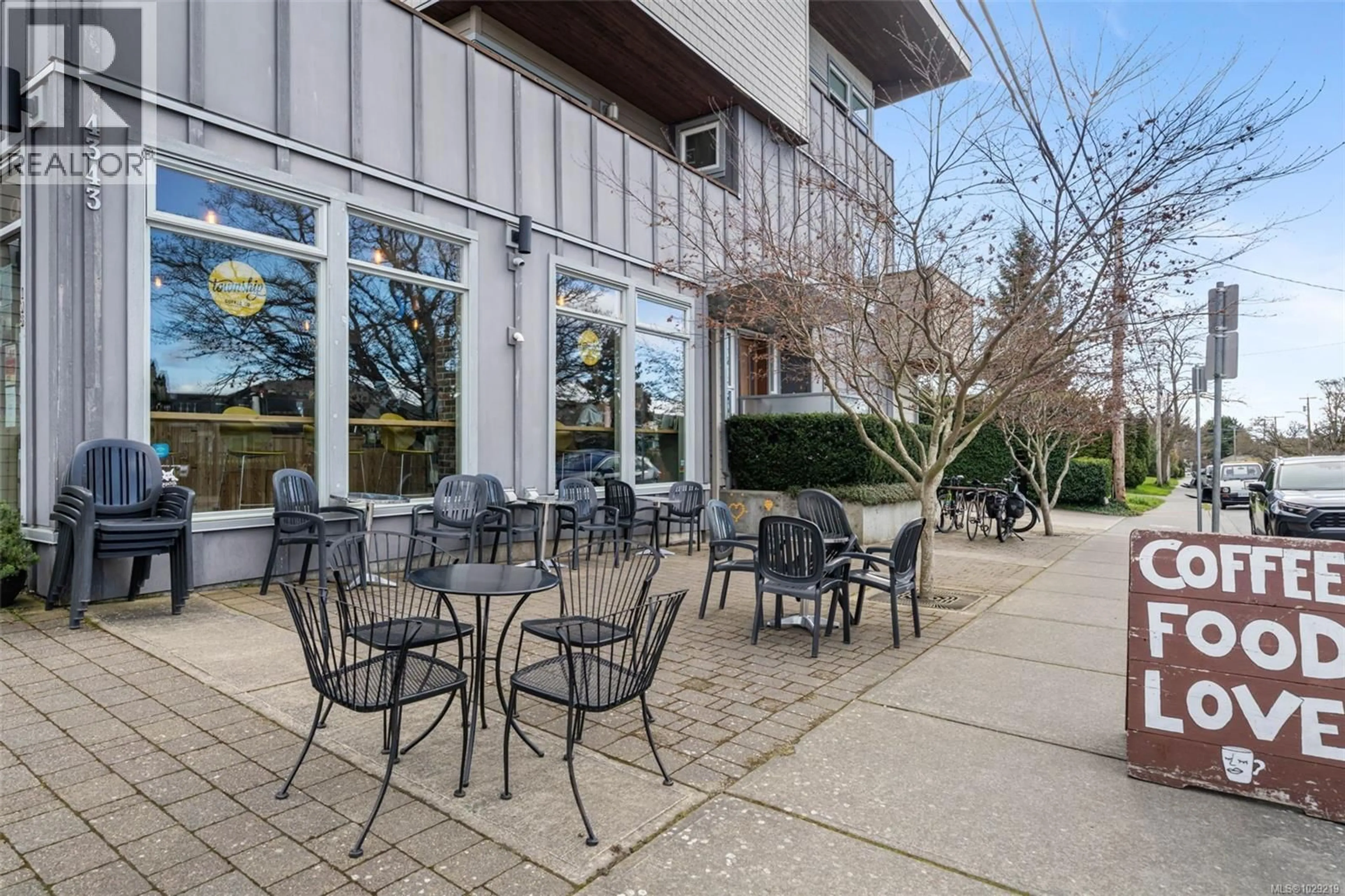 Patio, street for 104 - 4343 TYNDALL AVENUE, Saanich British Columbia V8N3R9