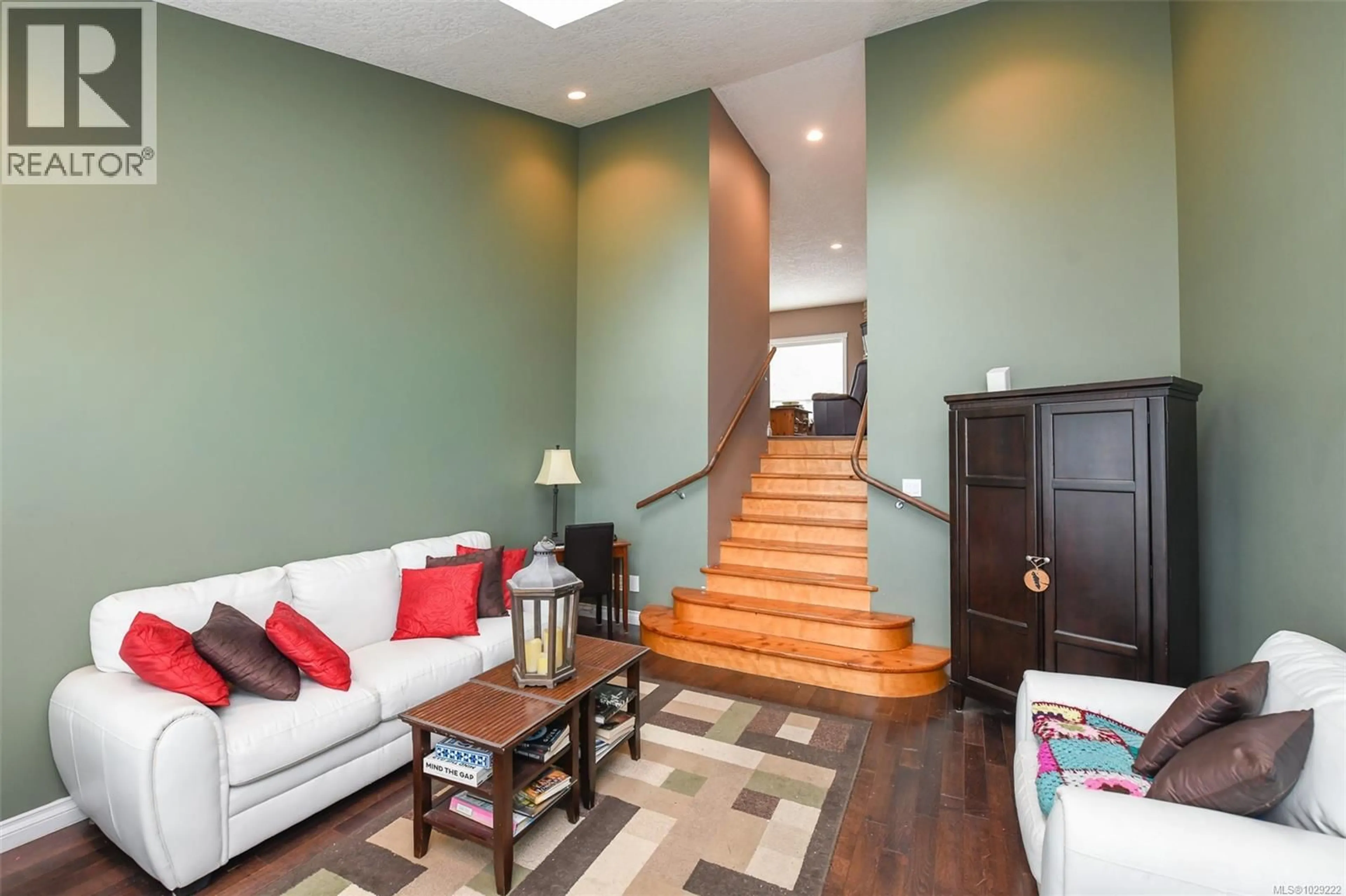 Indoor foyer for 2737 KENDAL AVENUE, Cumberland British Columbia V0R1S0