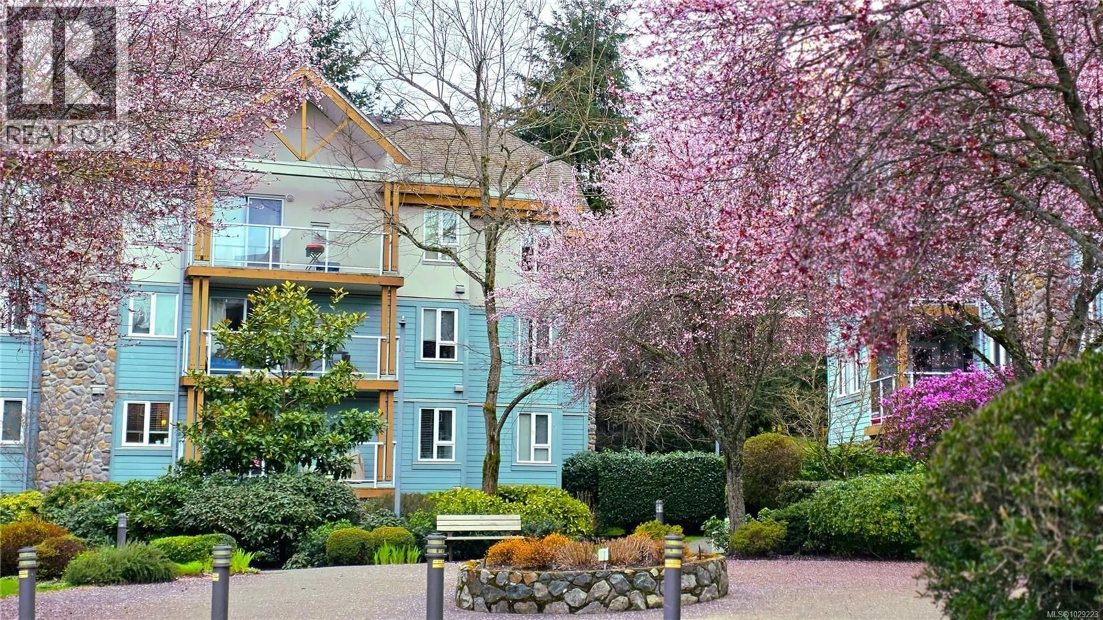 Patio, street for 304 - 494 MARSETT PLACE, Saanich British Columbia V8Z7J1