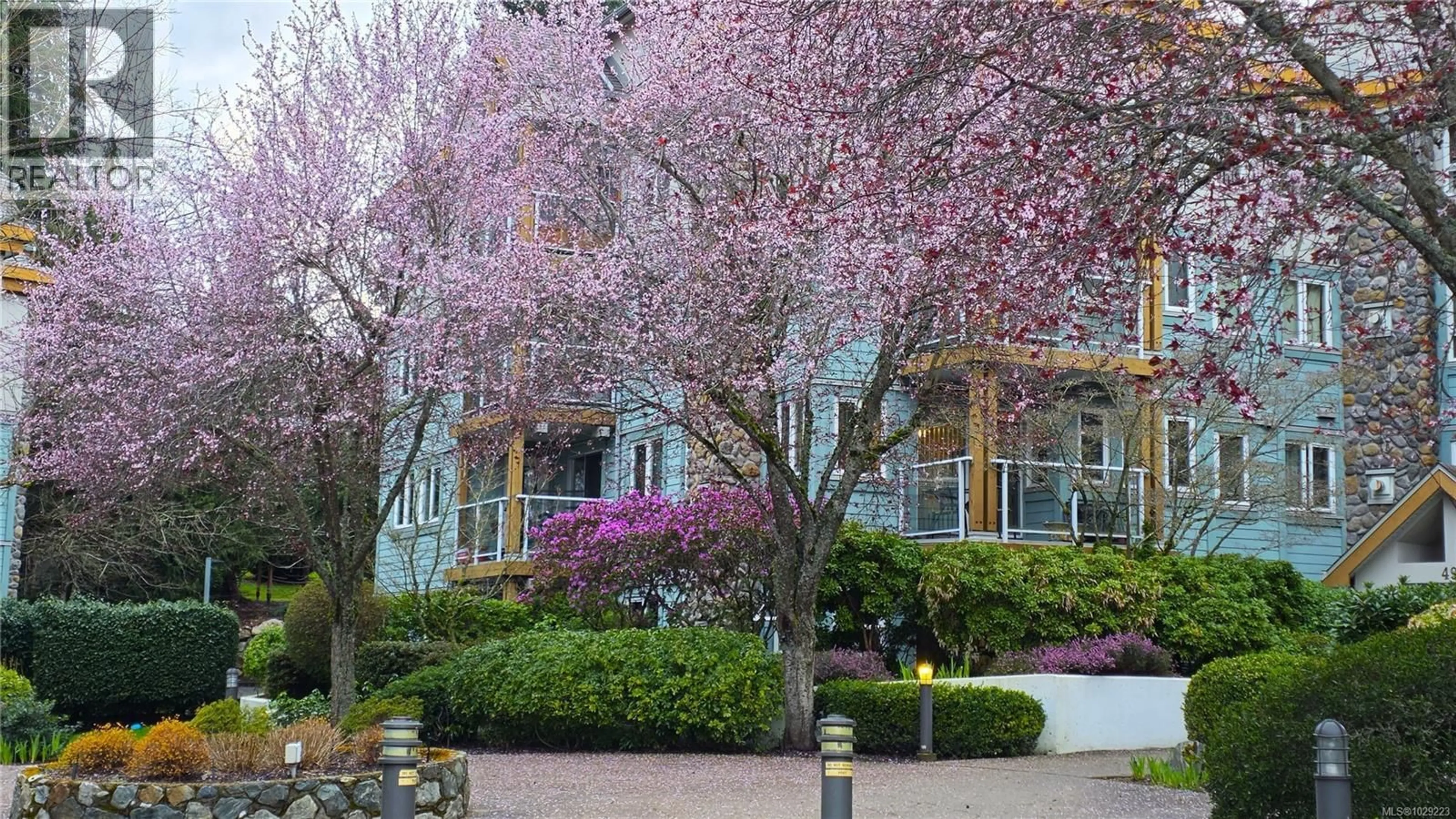 Patio, street for 304 - 494 MARSETT PLACE, Saanich British Columbia V8Z7J1