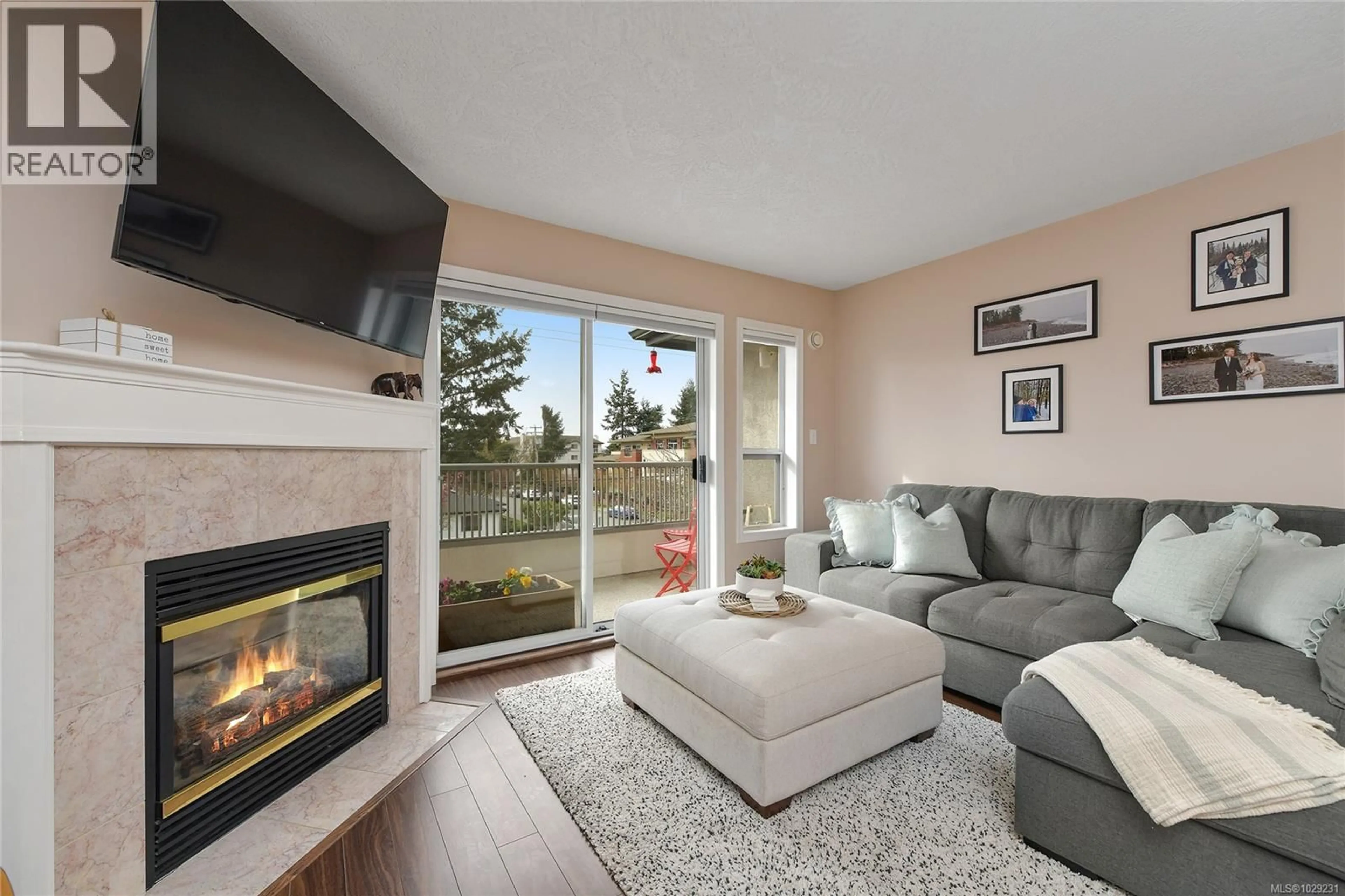 Living room with furniture, unknown for 302 - 9945 FIFTH STREET, Sidney British Columbia V8L5L8