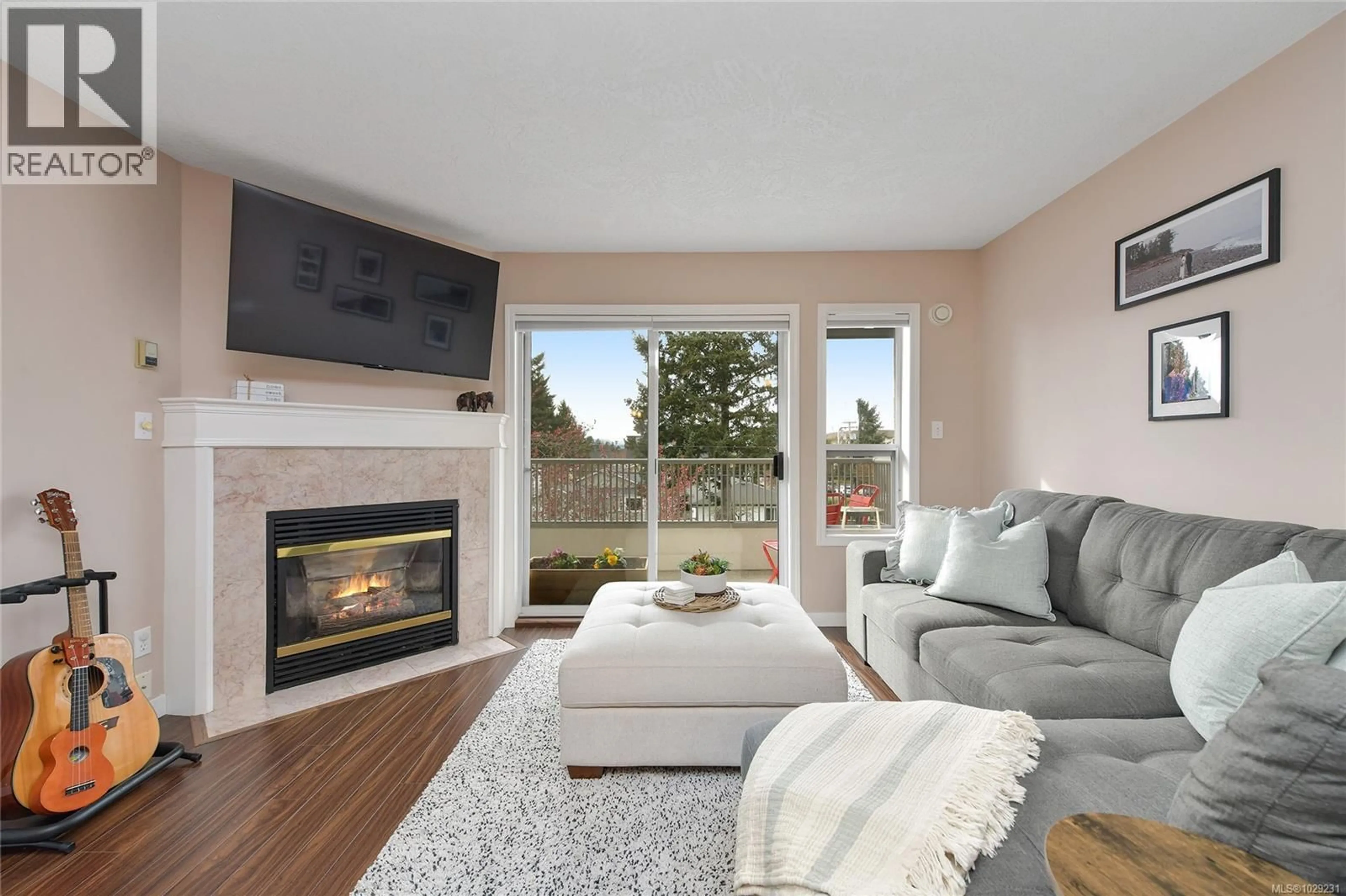 Living room with furniture, wood/laminate floor for 302 - 9945 FIFTH STREET, Sidney British Columbia V8L5L8