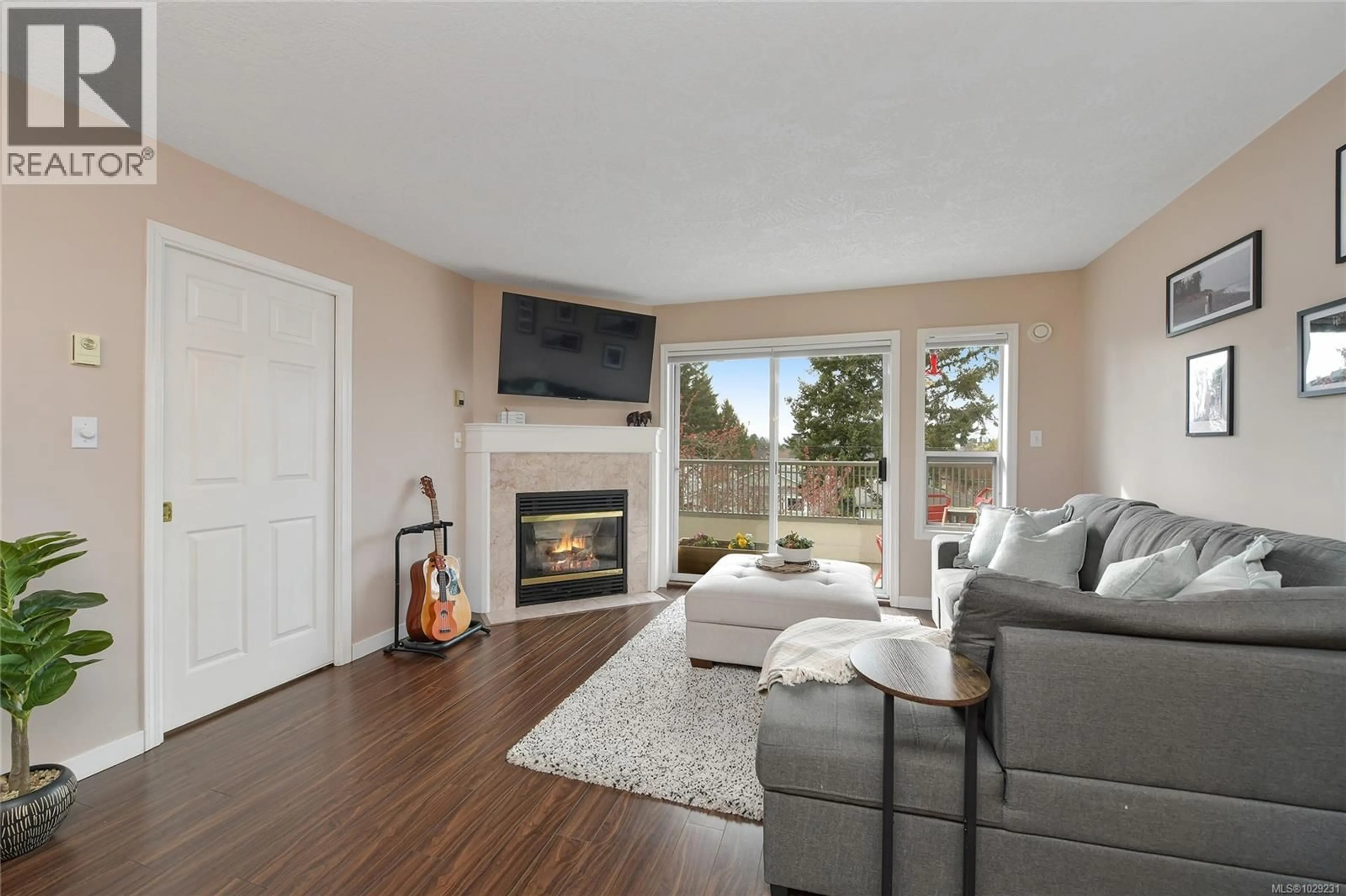 Living room with furniture, unknown for 302 - 9945 FIFTH STREET, Sidney British Columbia V8L5L8