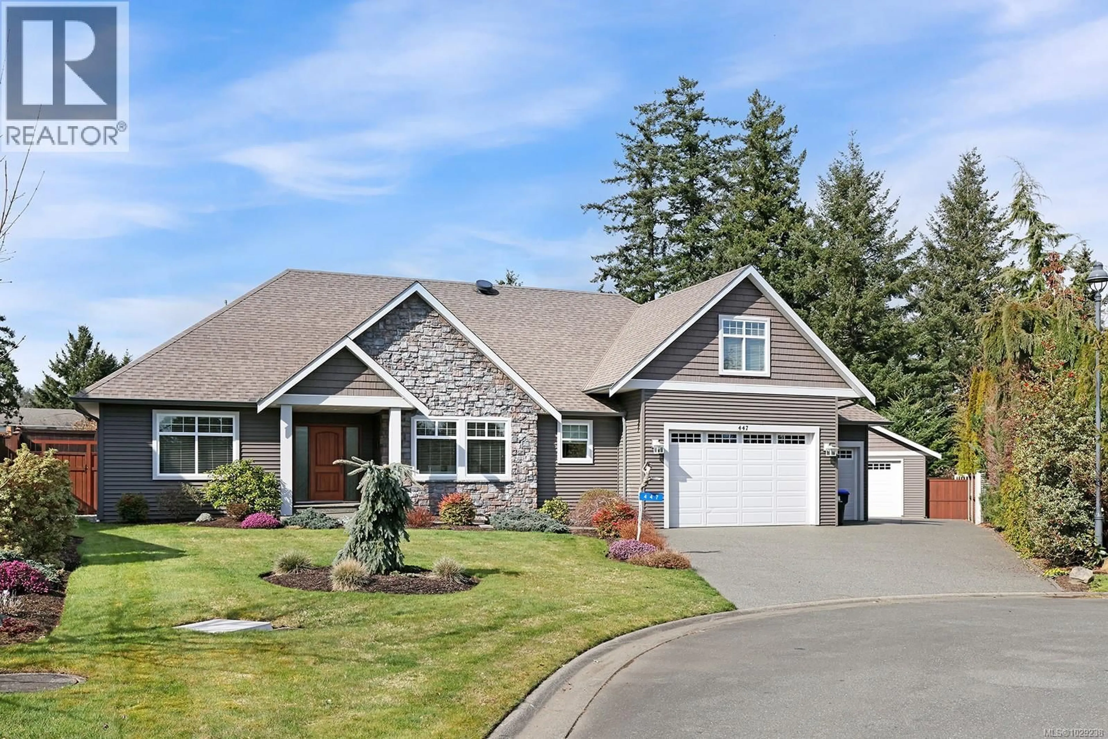 Home with vinyl exterior material, street for 447 GARDENER WAY, Comox British Columbia V9M0B4