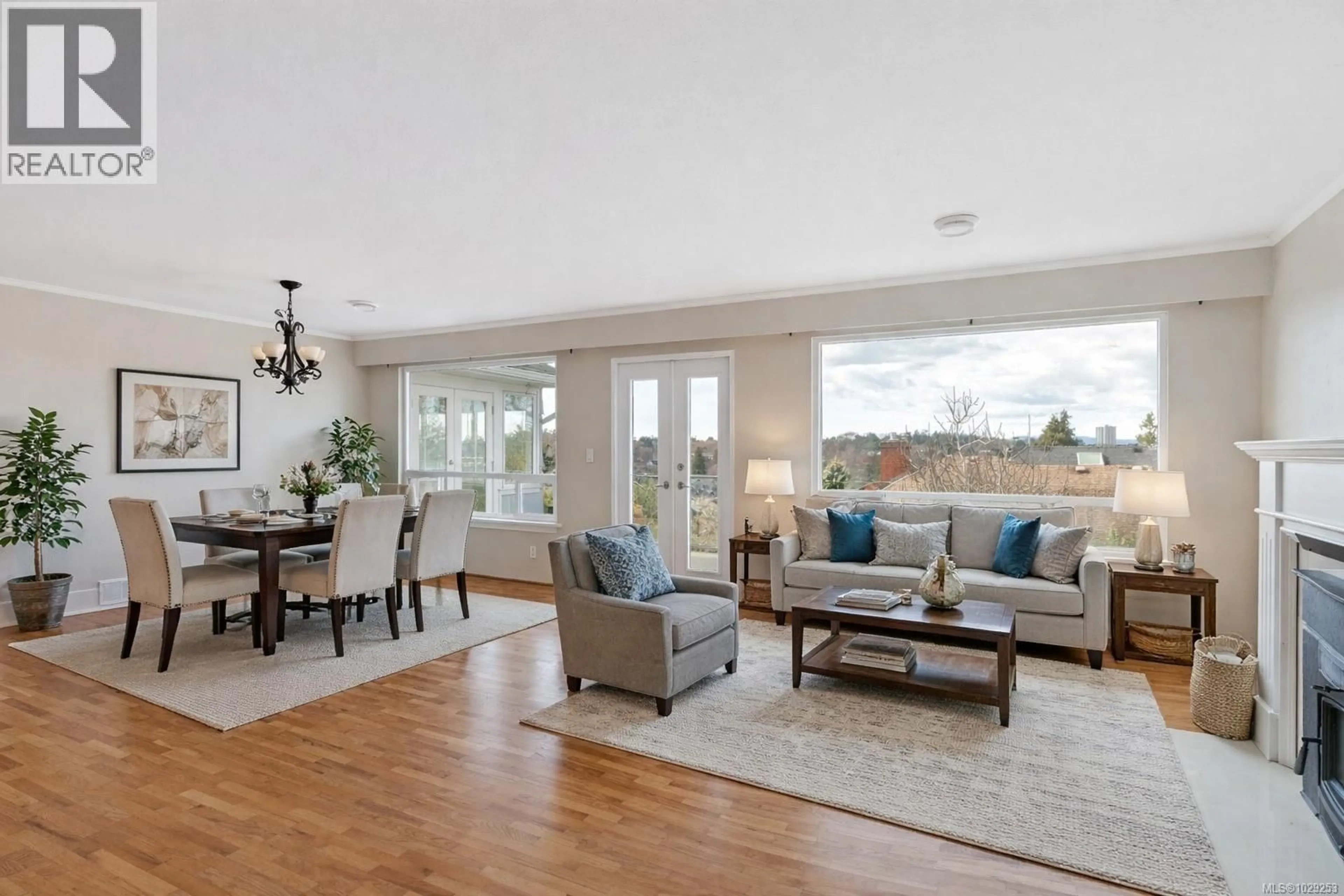 Living room with furniture, unknown for 310 WINDERMERE PLACE, Victoria British Columbia V8S3J3