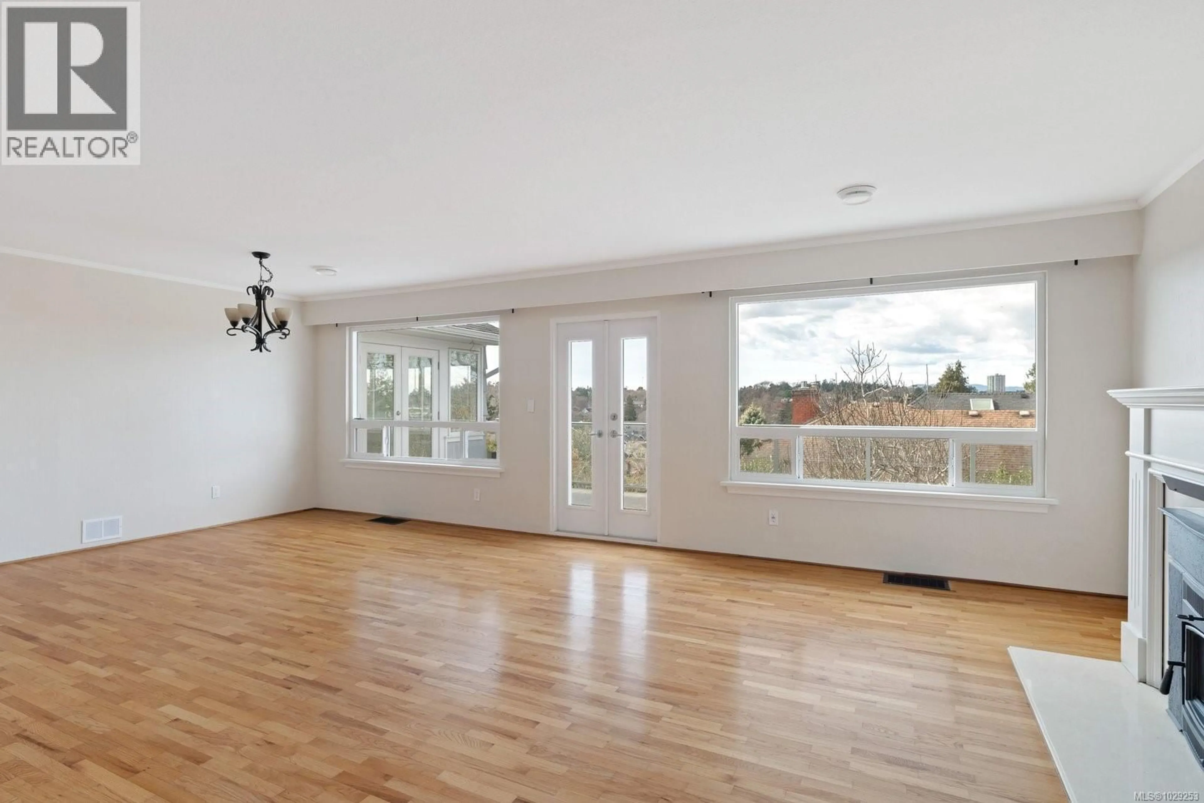 Unknown for 310 WINDERMERE PLACE, Victoria British Columbia V8S3J3