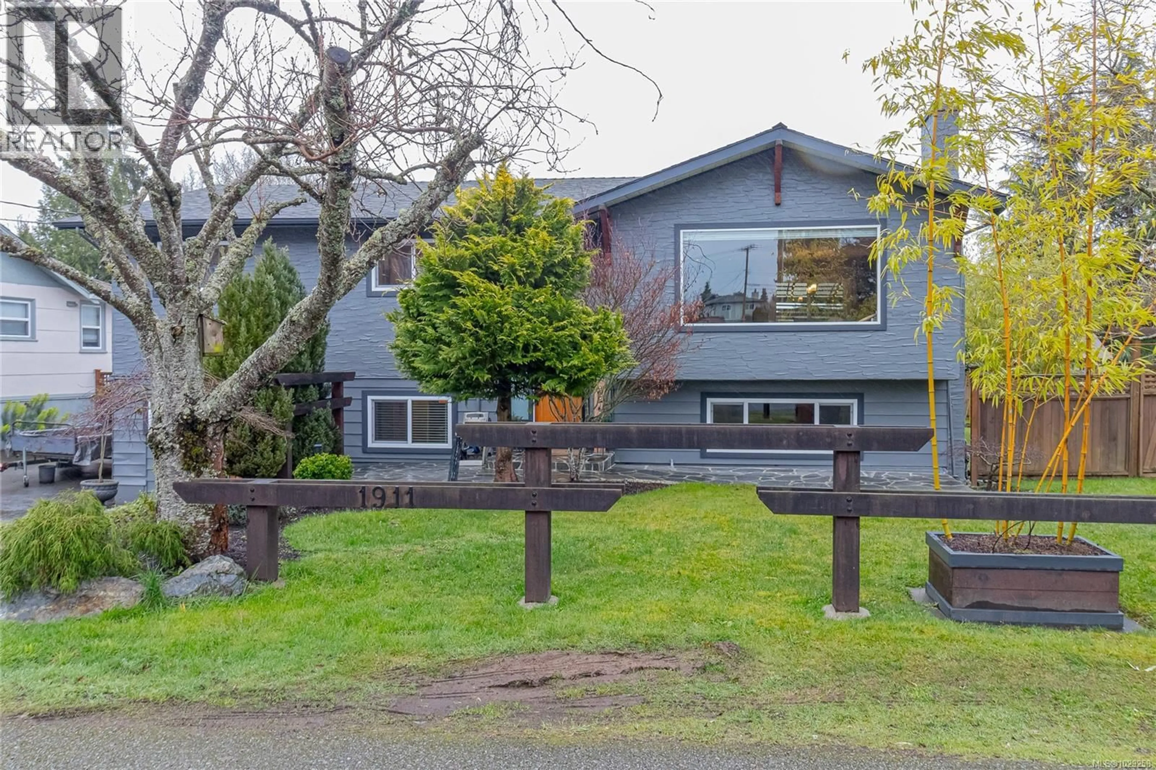 A pic from outside/outdoor area/front of a property/back of a property/a pic from drone, street for 1911 LISNOE AVENUE, Central Saanich British Columbia V8M1T2