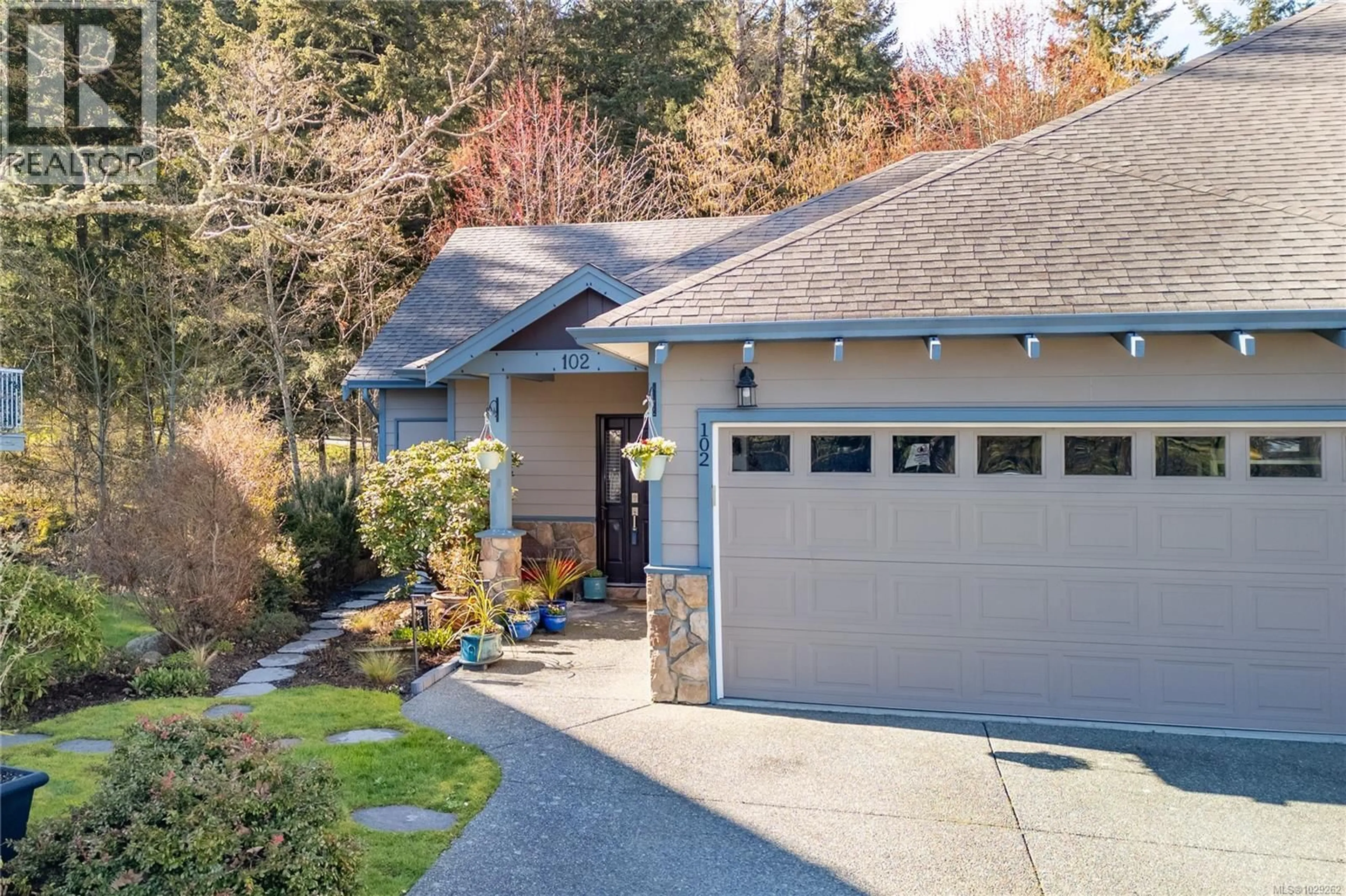 Home with vinyl exterior material, street for 102 - 2120 HARROW GATE, Langford British Columbia V9B6R4