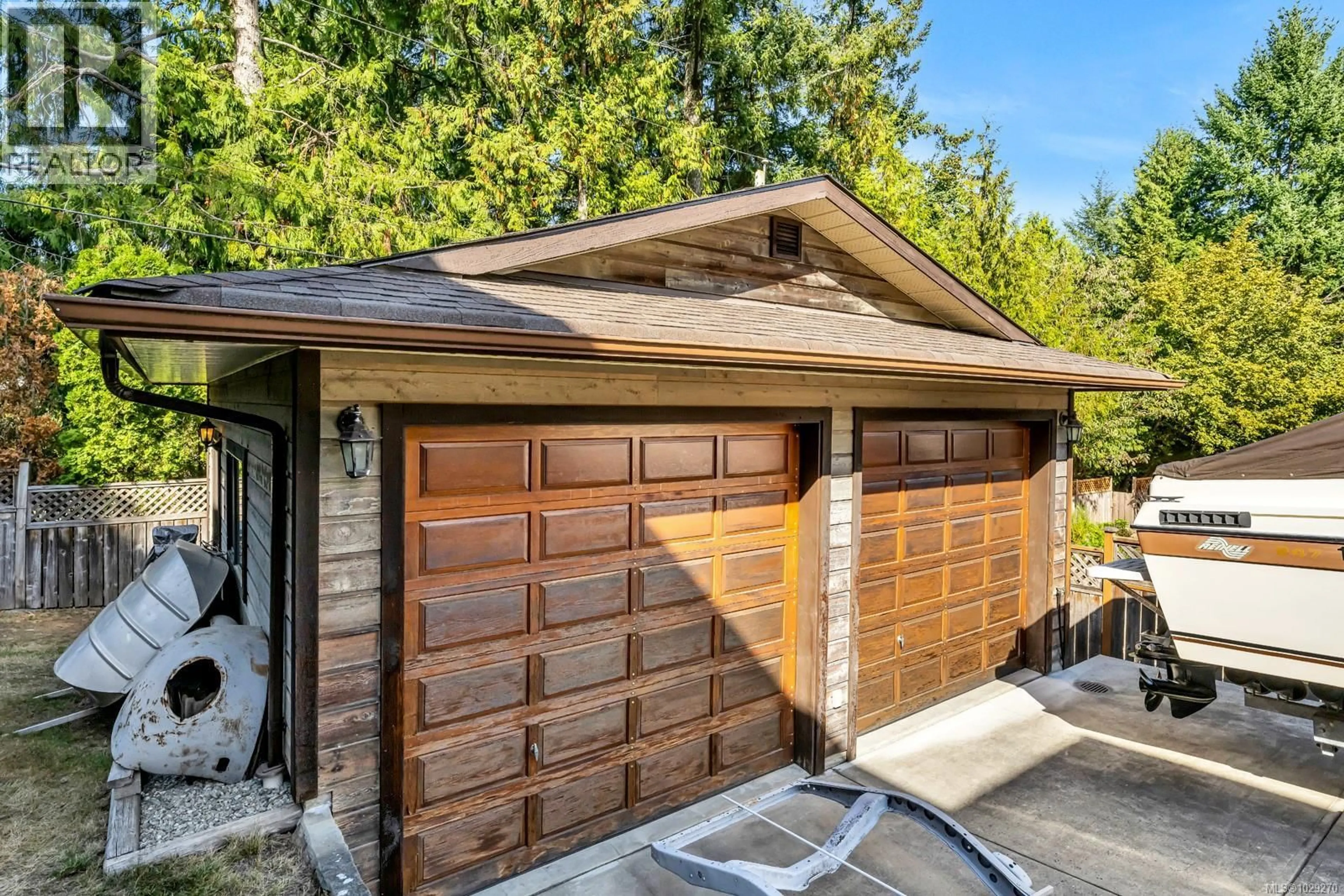 Indoor garage for 800 SEAMIST PLACE, Saanich British Columbia V8Y2R4
