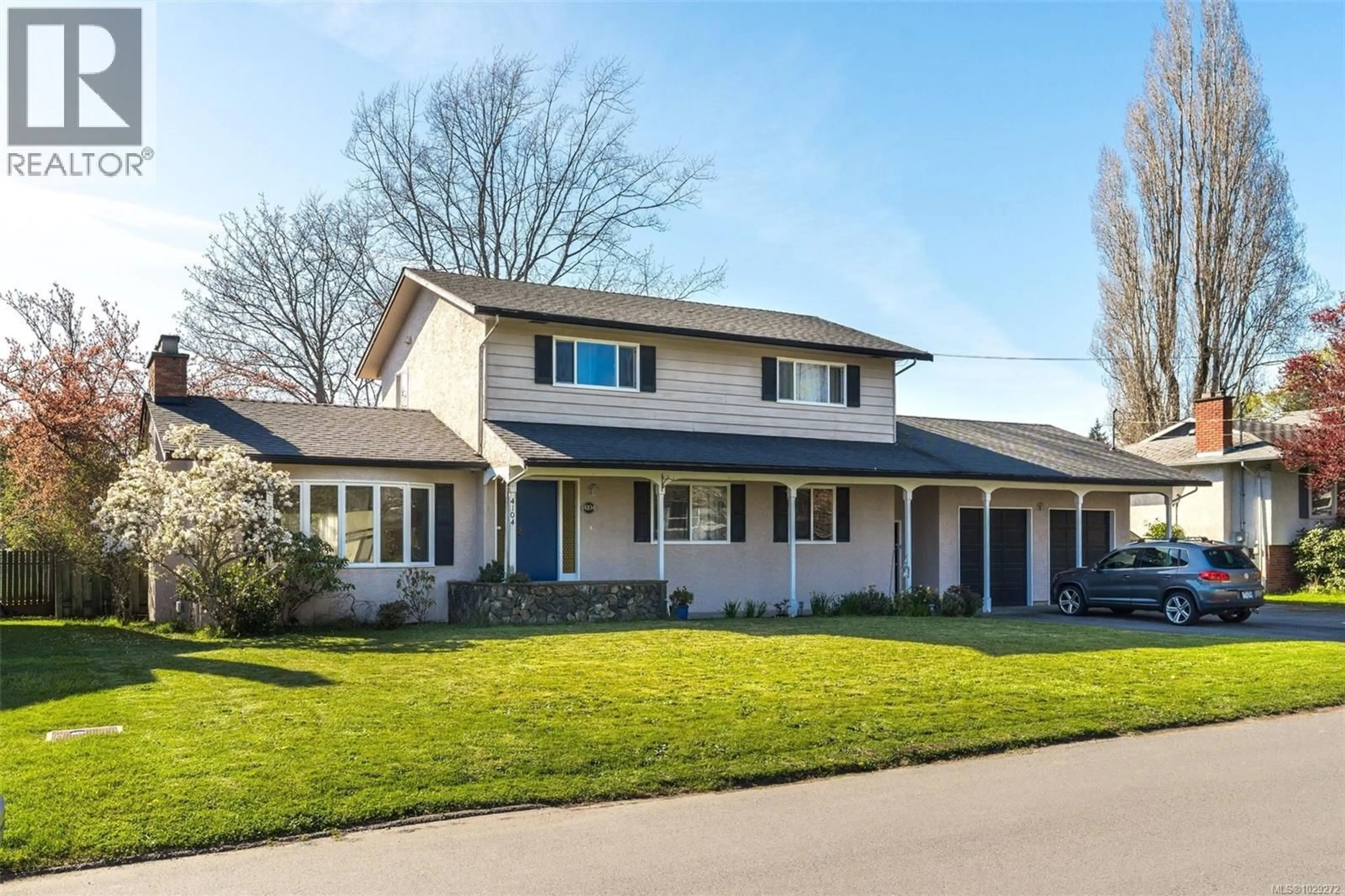 Home with vinyl exterior material, street for 4104 LONGVIEW DRIVE, Saanich British Columbia V8N2K7