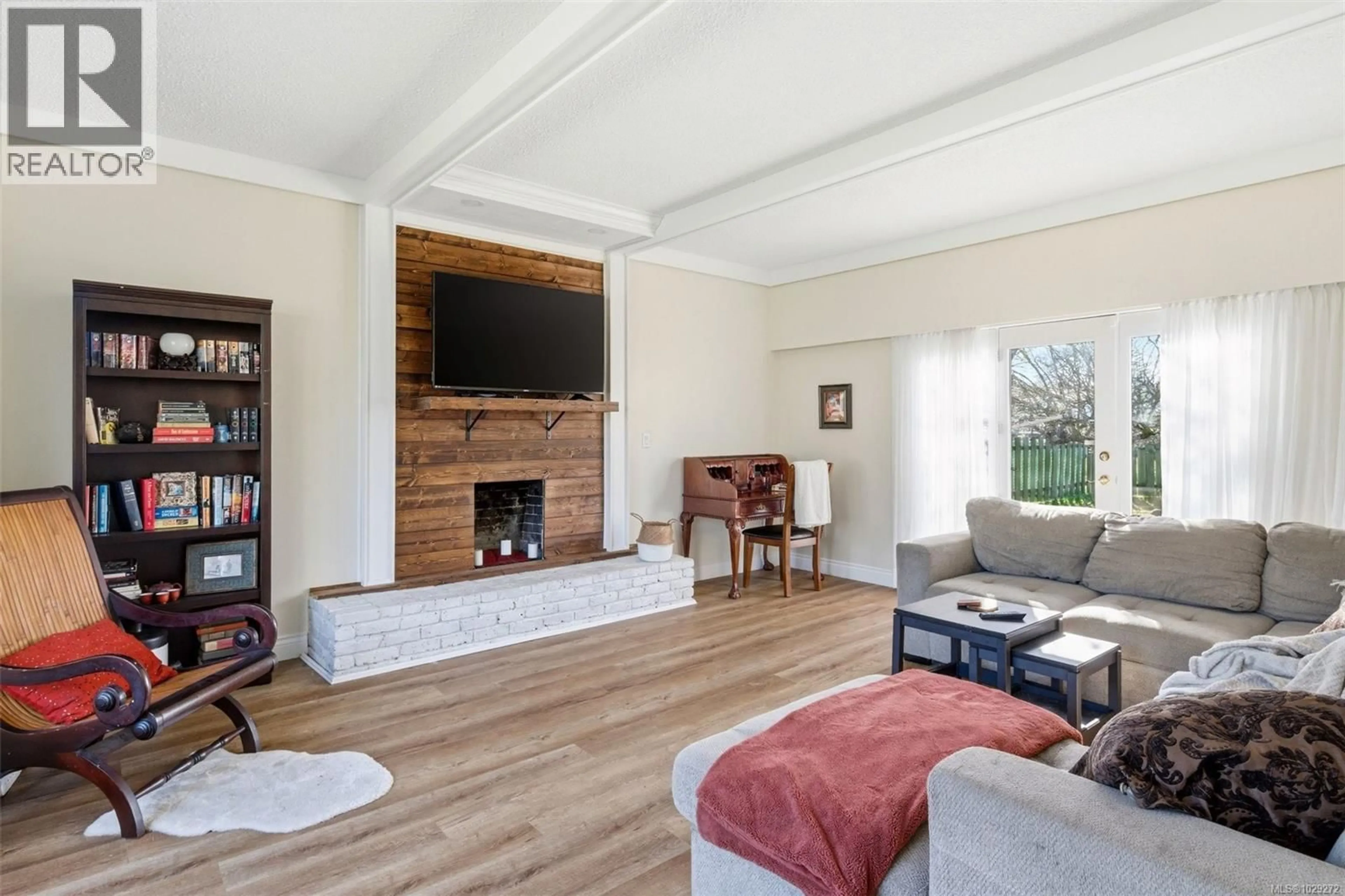 Living room with furniture, wood/laminate floor for 4104 LONGVIEW DRIVE, Saanich British Columbia V8N2K7